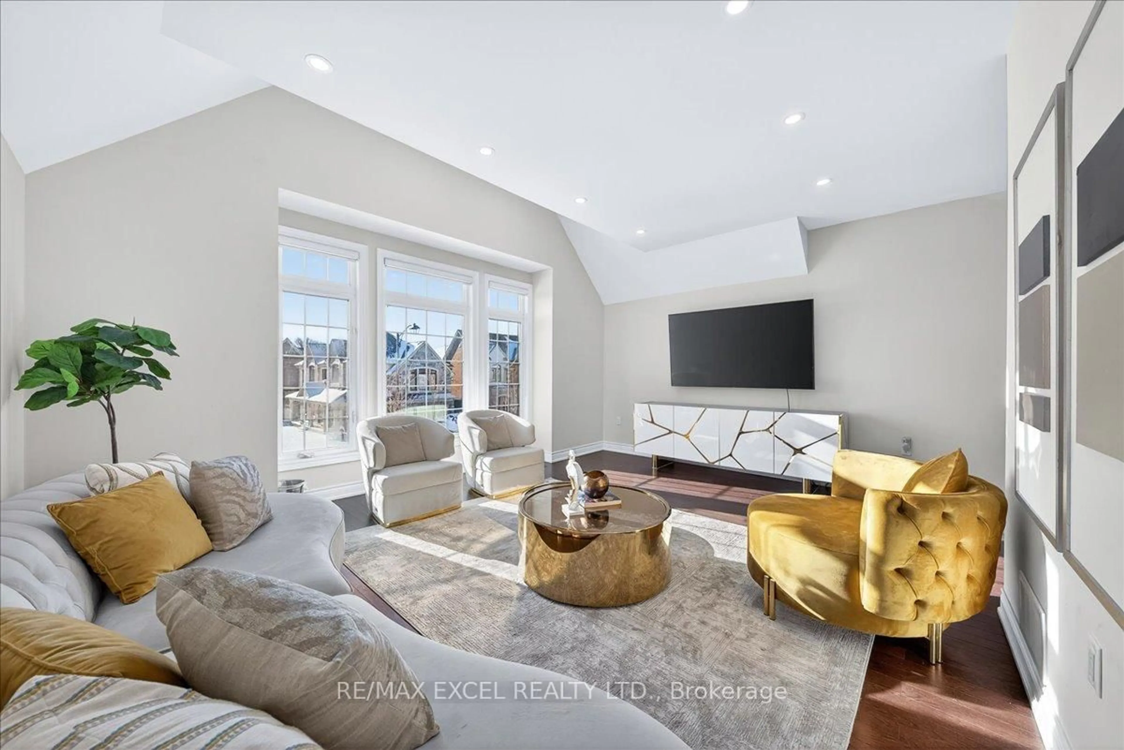 Living room with furniture, unknown for 10 Deer Pass Rd, East Gwillimbury Ontario L9N 0L6