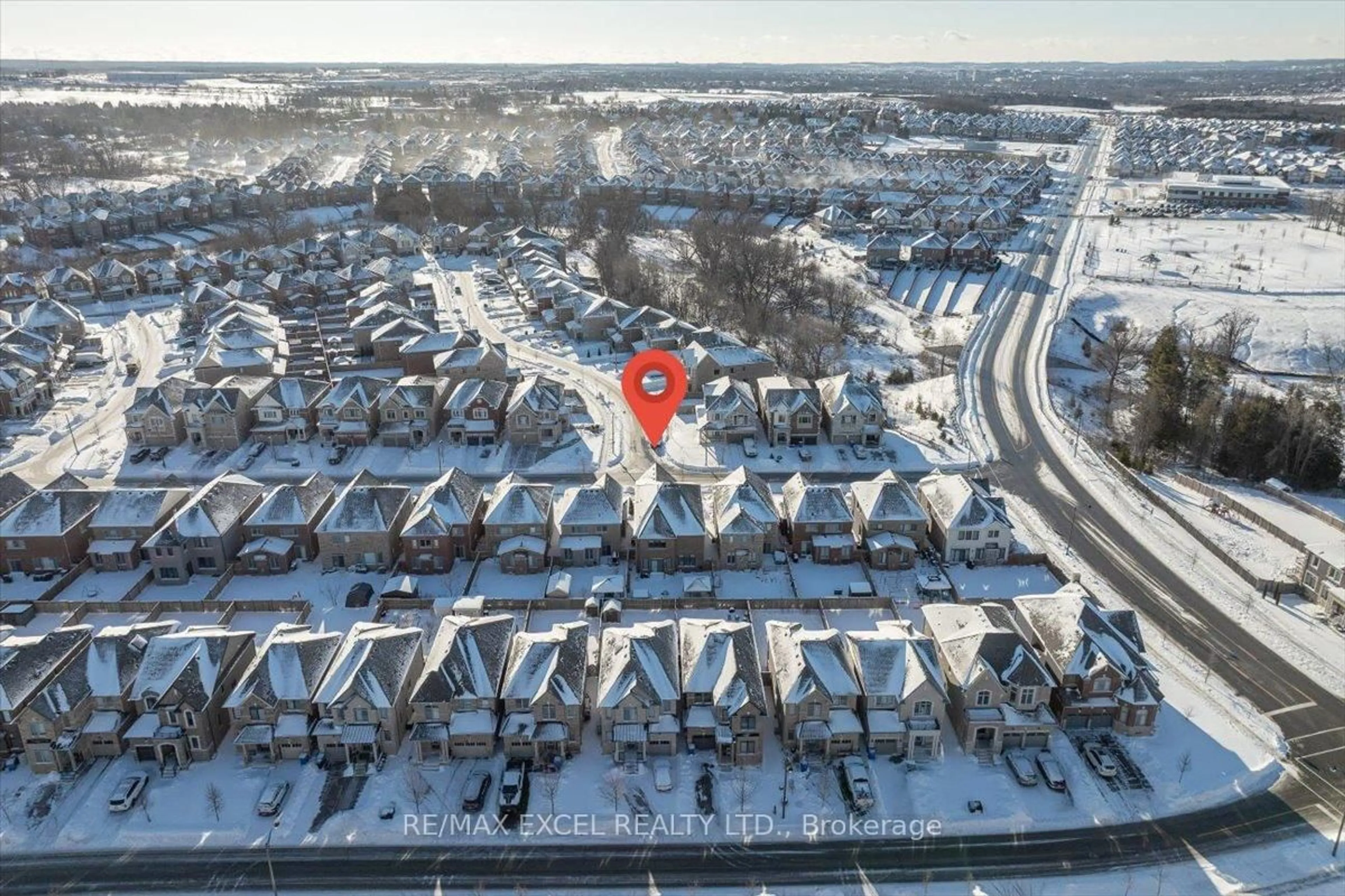 A pic from outside/outdoor area/front of a property/back of a property/a pic from drone, street for 10 Deer Pass Rd, East Gwillimbury Ontario L9N 0L6