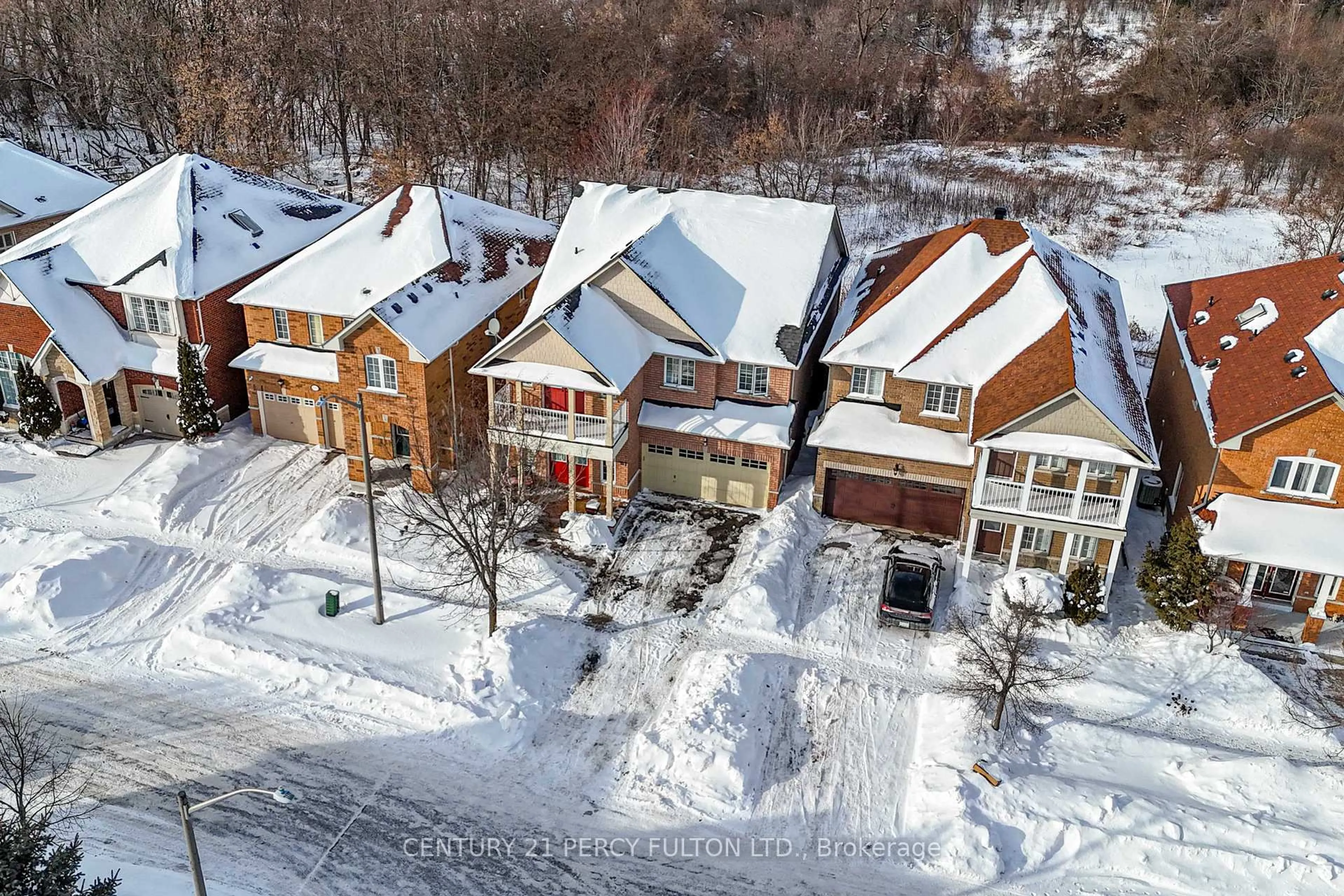 A pic from outside/outdoor area/front of a property/back of a property/a pic from drone, street for 117 Maroon Dr, Richmond Hill Ontario L4E 5B7