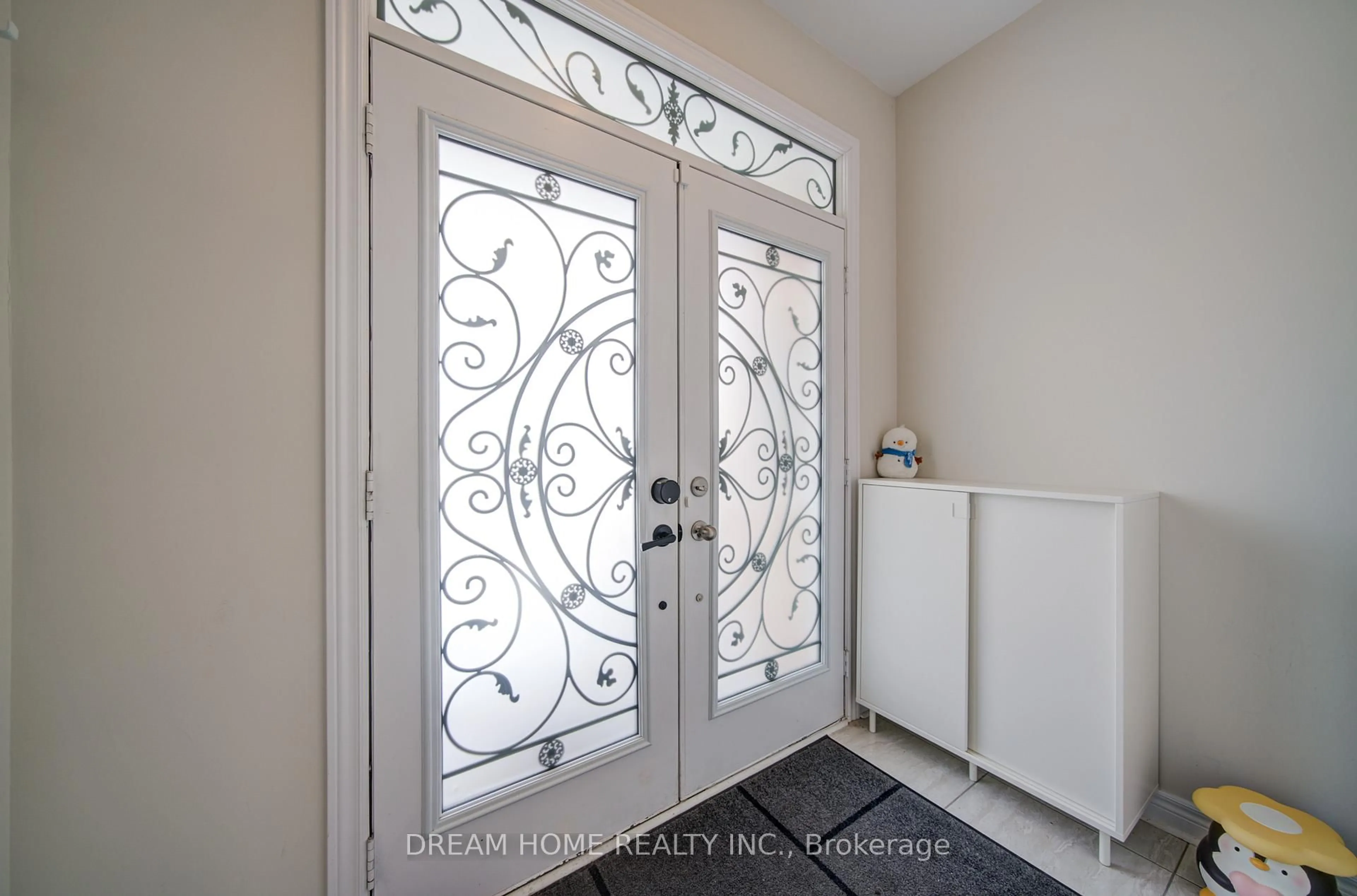 Indoor entryway for 11 Homer Cres, Aurora Ontario L4G 1B7