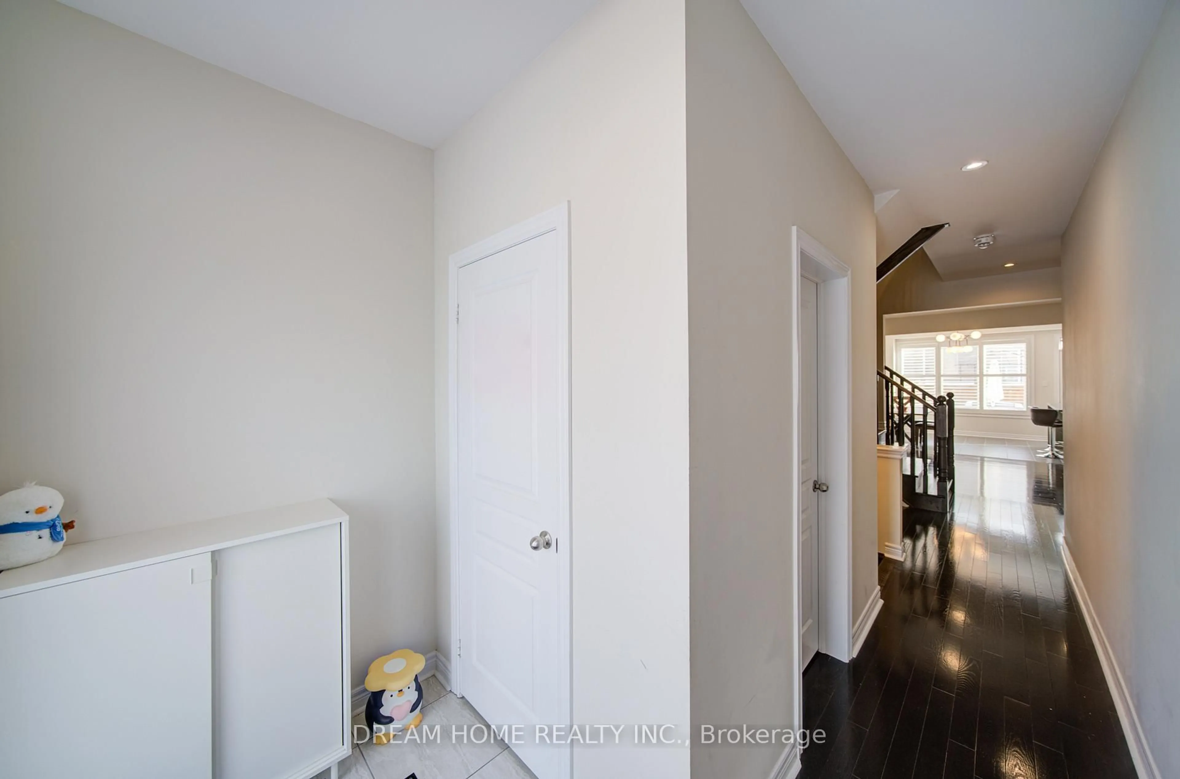 Indoor entryway for 11 Homer Cres, Aurora Ontario L4G 1B7