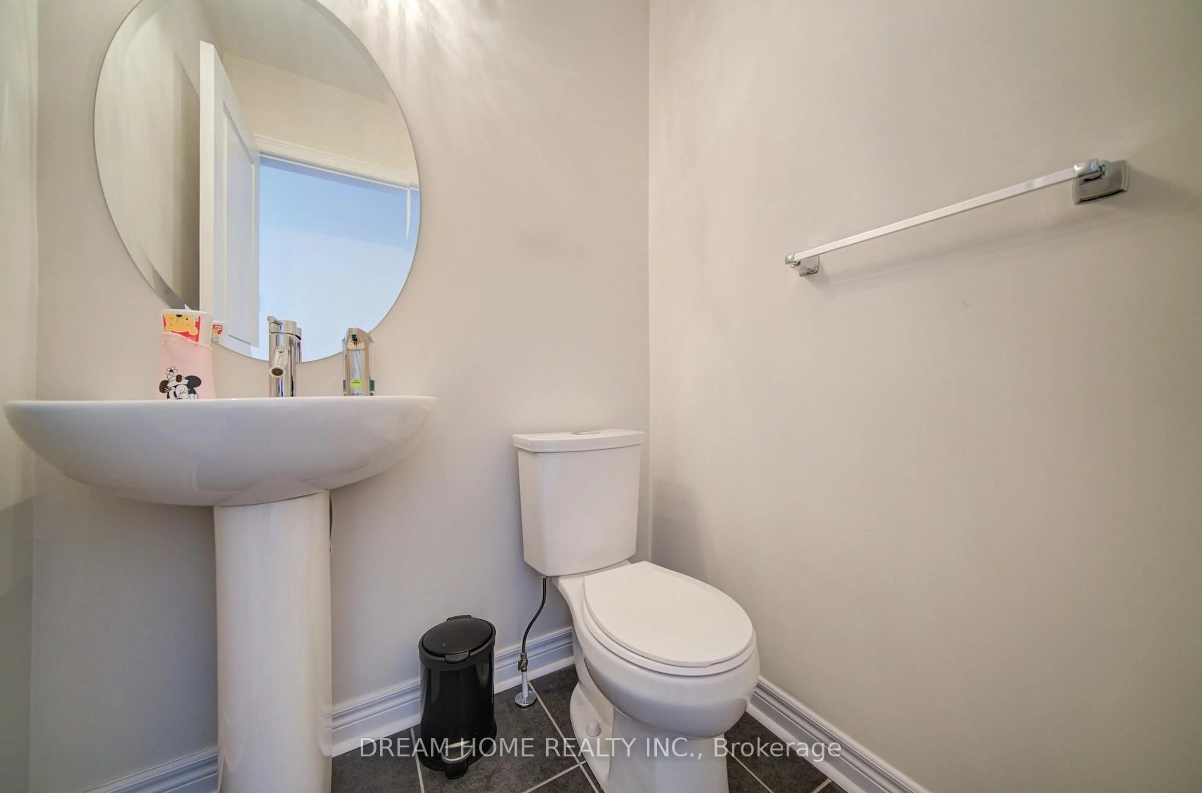 Standard bathroom, ceramic/tile floor for 11 Homer Cres, Aurora Ontario L4G 1B7