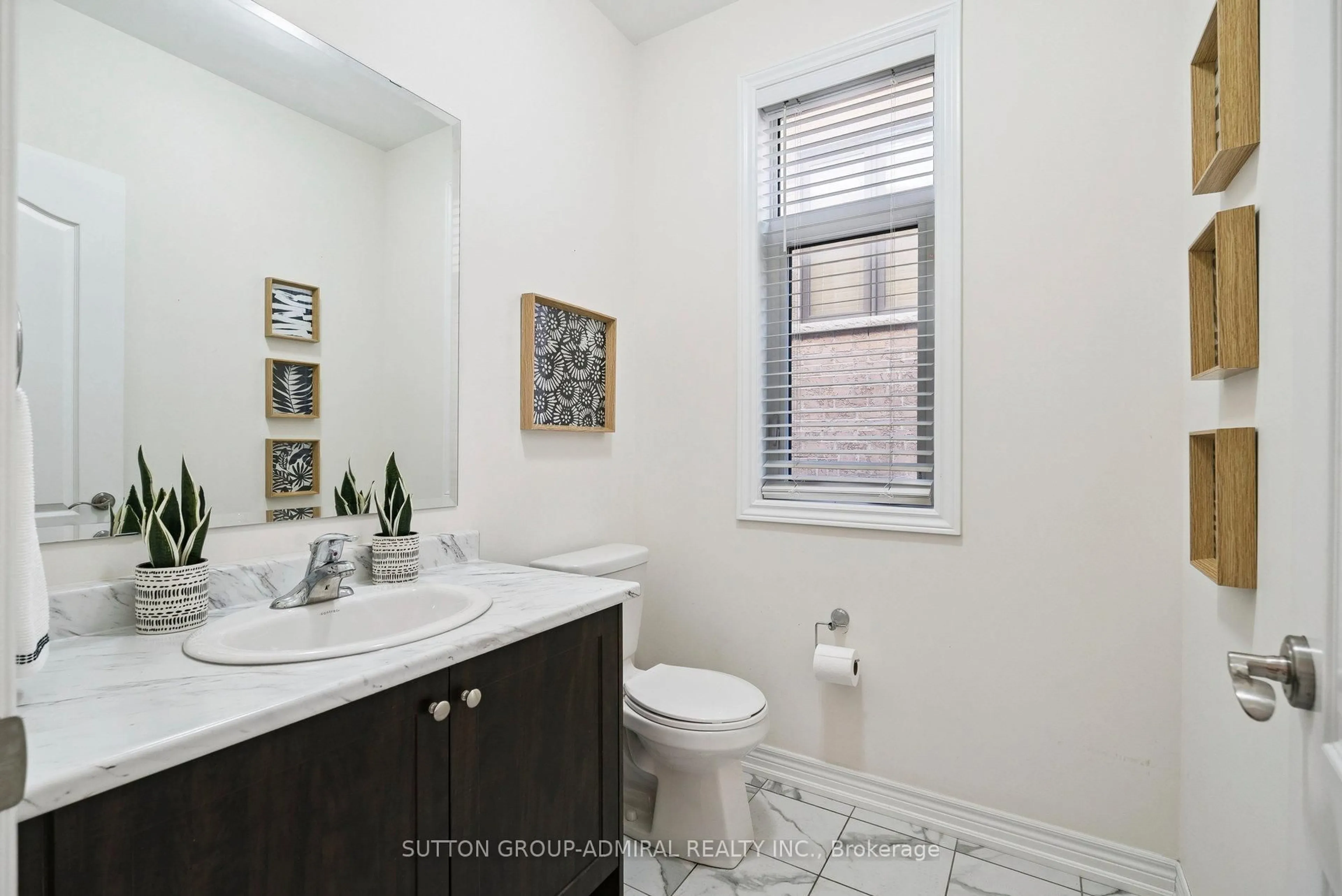 Standard bathroom, ceramic/tile floor for 15 John Smith St, East Gwillimbury Ontario L9N 0S7