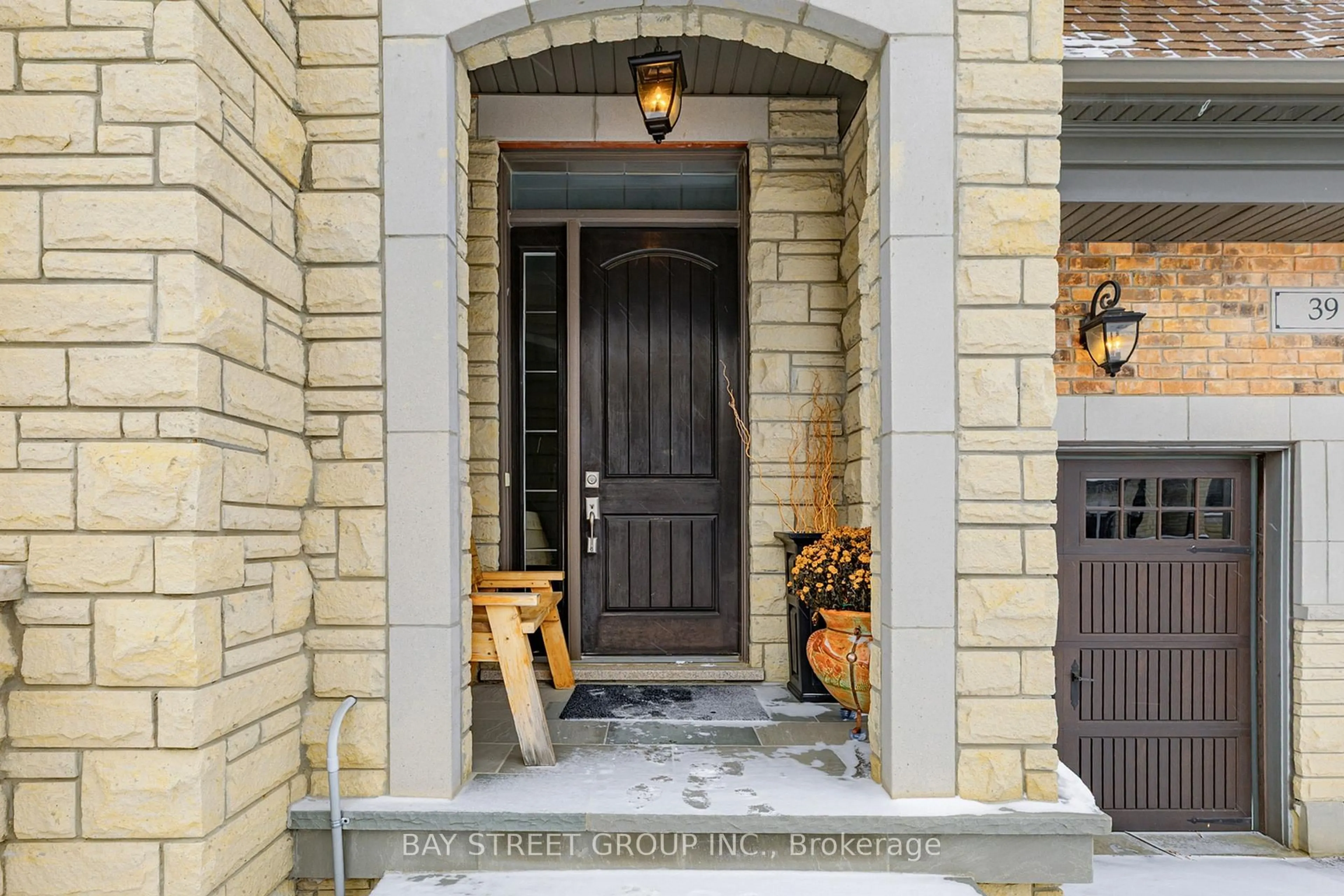 Indoor entryway for 39 Cairns Gate, King Ontario L7B 0P5