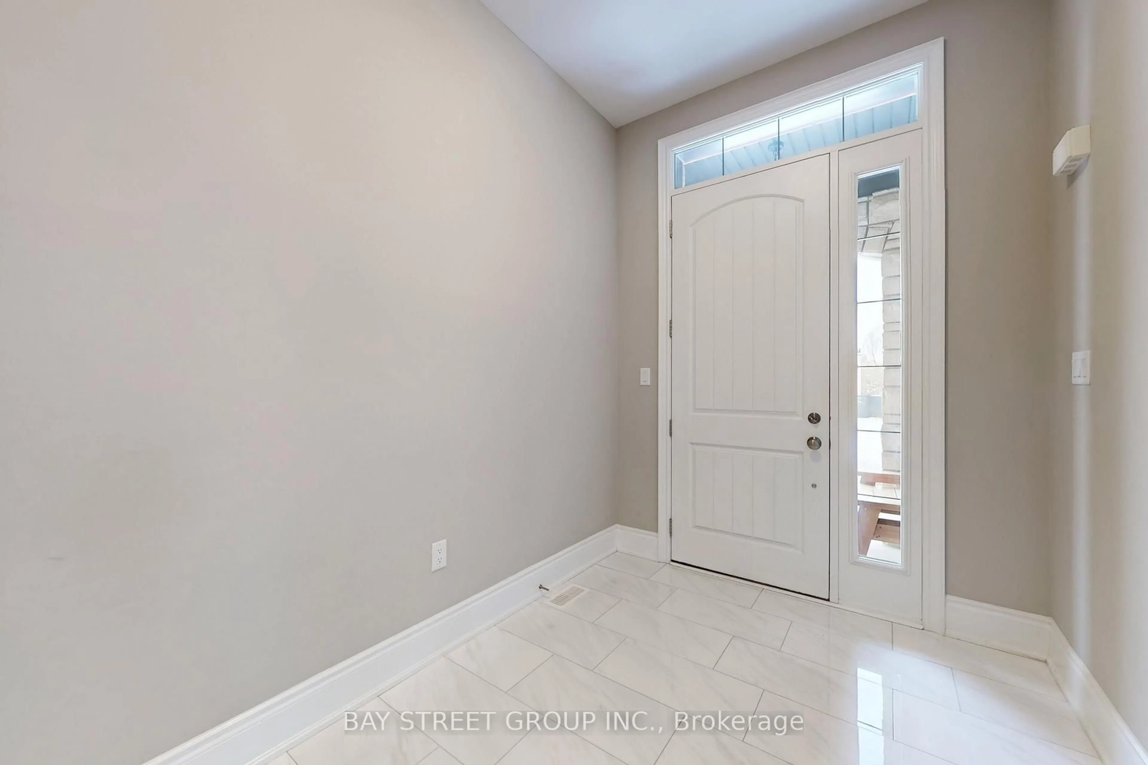 Indoor entryway for 39 Cairns Gate, King Ontario L7B 0P5