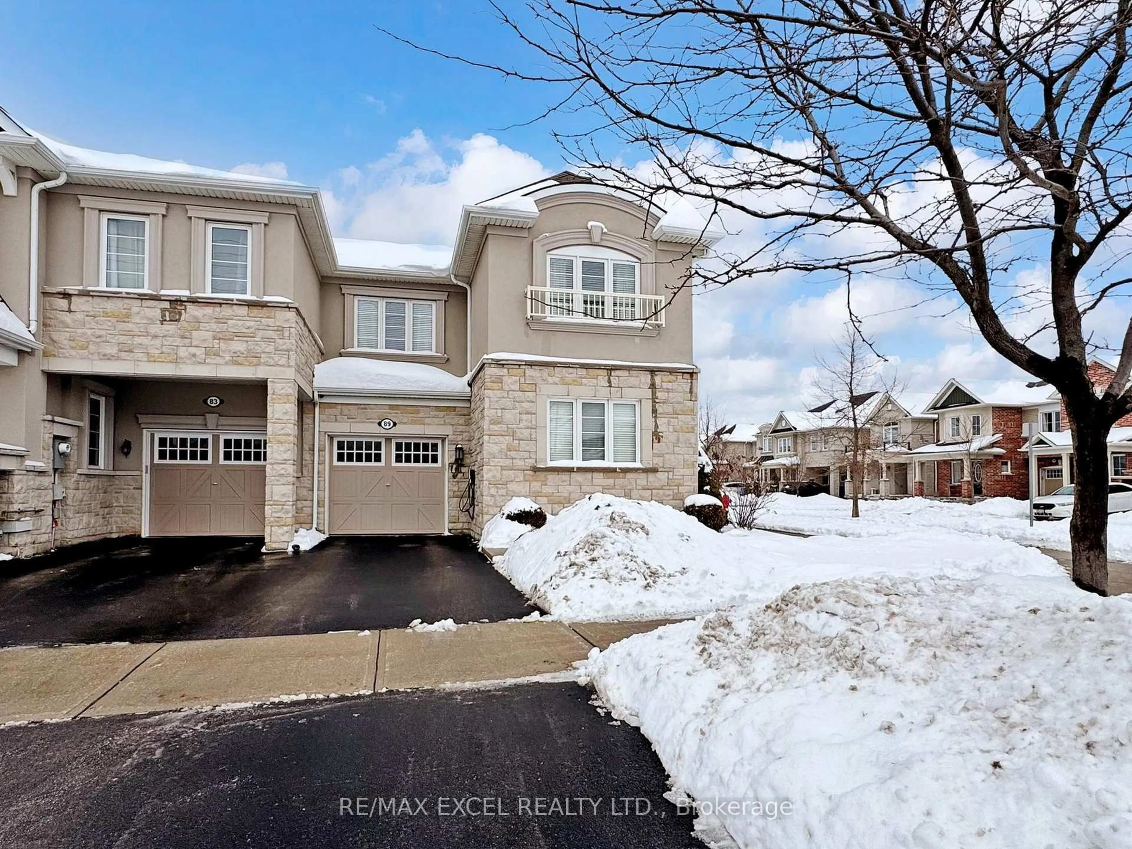 A pic from outside/outdoor area/front of a property/back of a property/a pic from drone, street for 89 Hutt Cres, Aurora Ontario L4G 0T2