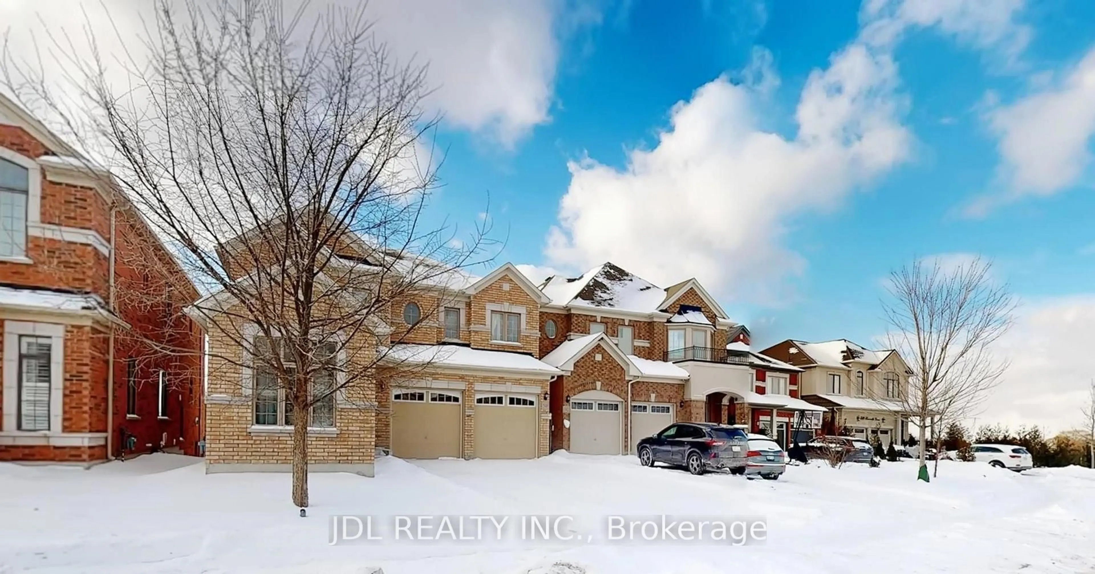 A pic from outside/outdoor area/front of a property/back of a property/a pic from drone, street for 548 Somerville Dr, Newmarket Ontario L3X 0K2