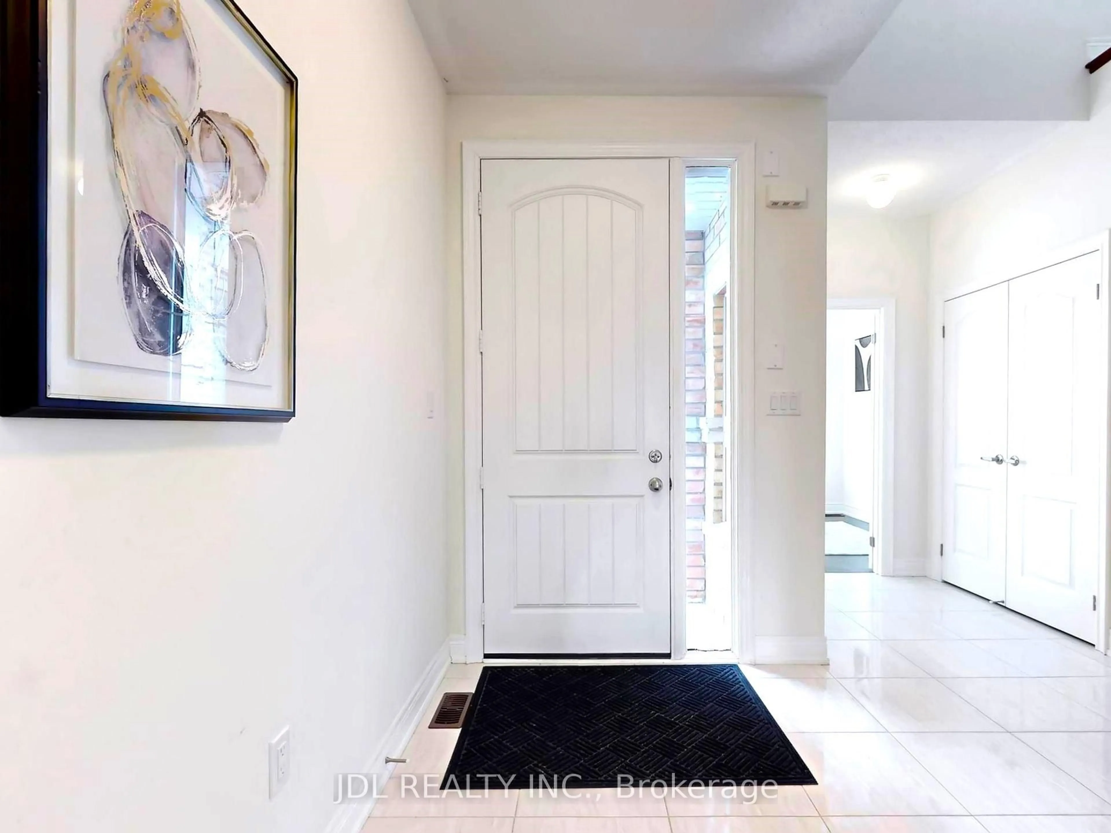 Indoor entryway for 548 Somerville Dr, Newmarket Ontario L3X 0K2