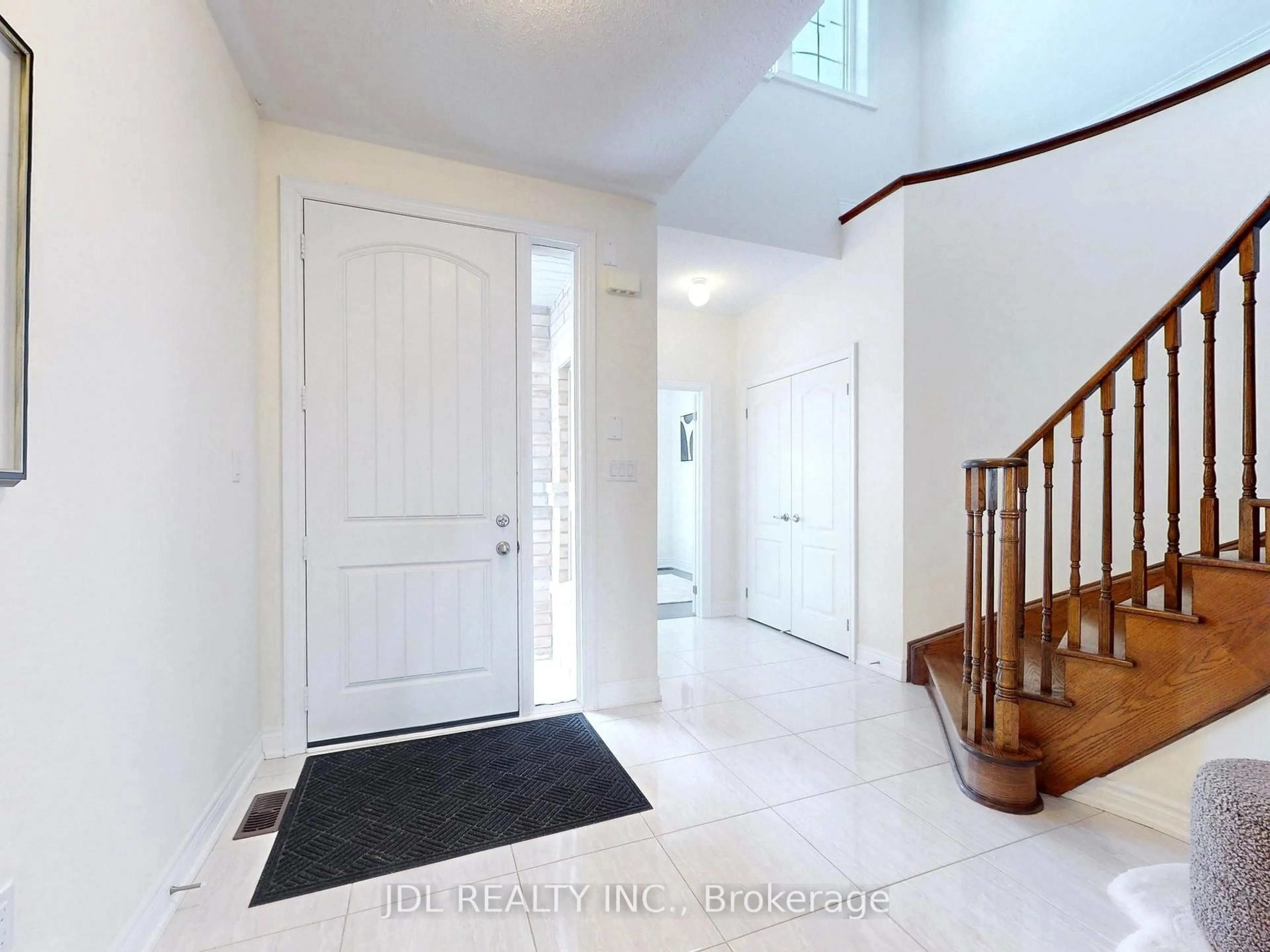 Indoor foyer for 548 Somerville Dr, Newmarket Ontario L3X 0K2