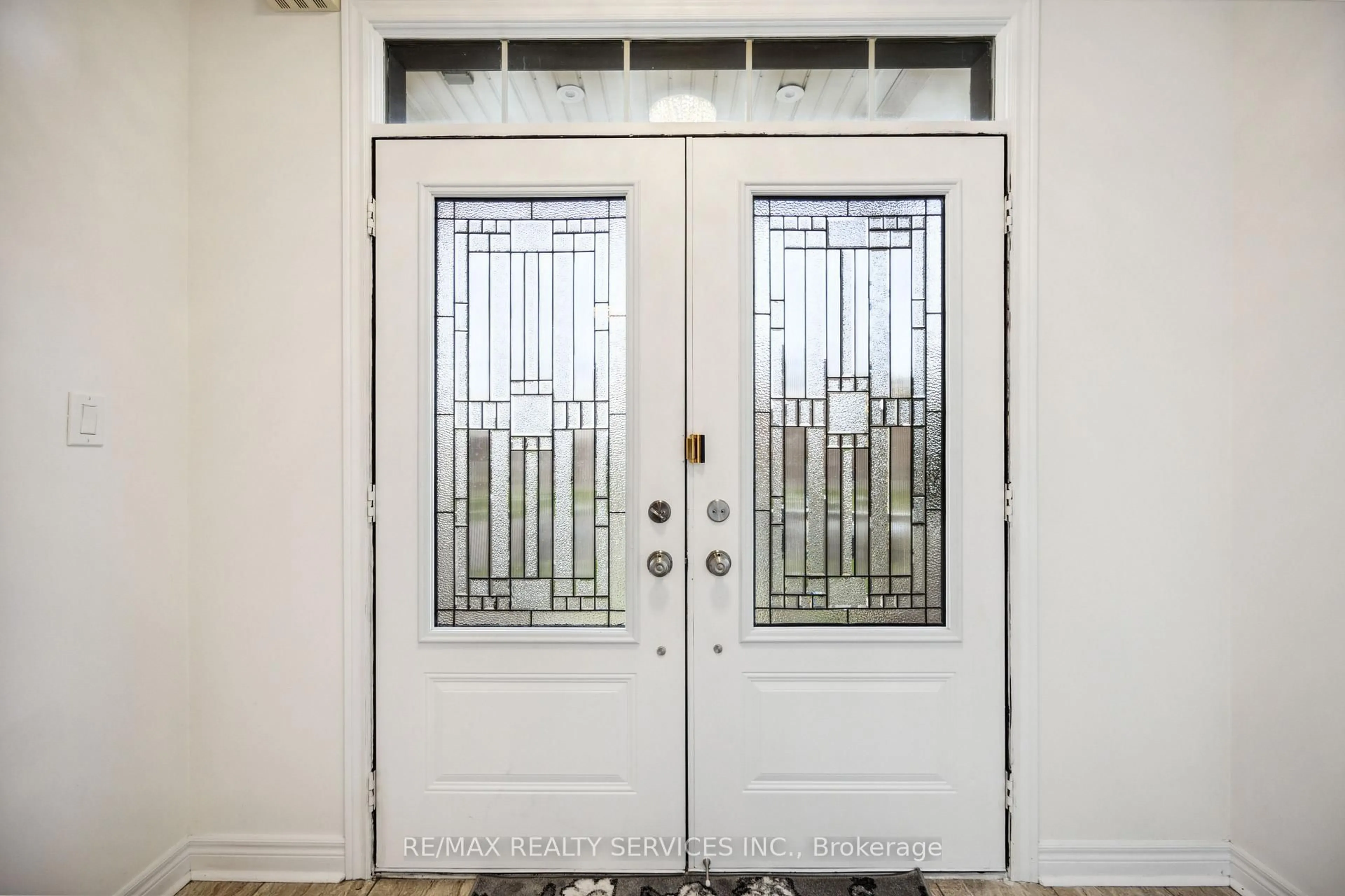 Indoor entryway for 104 Sharpe Cres, New Tecumseth Ontario L0G 1W0