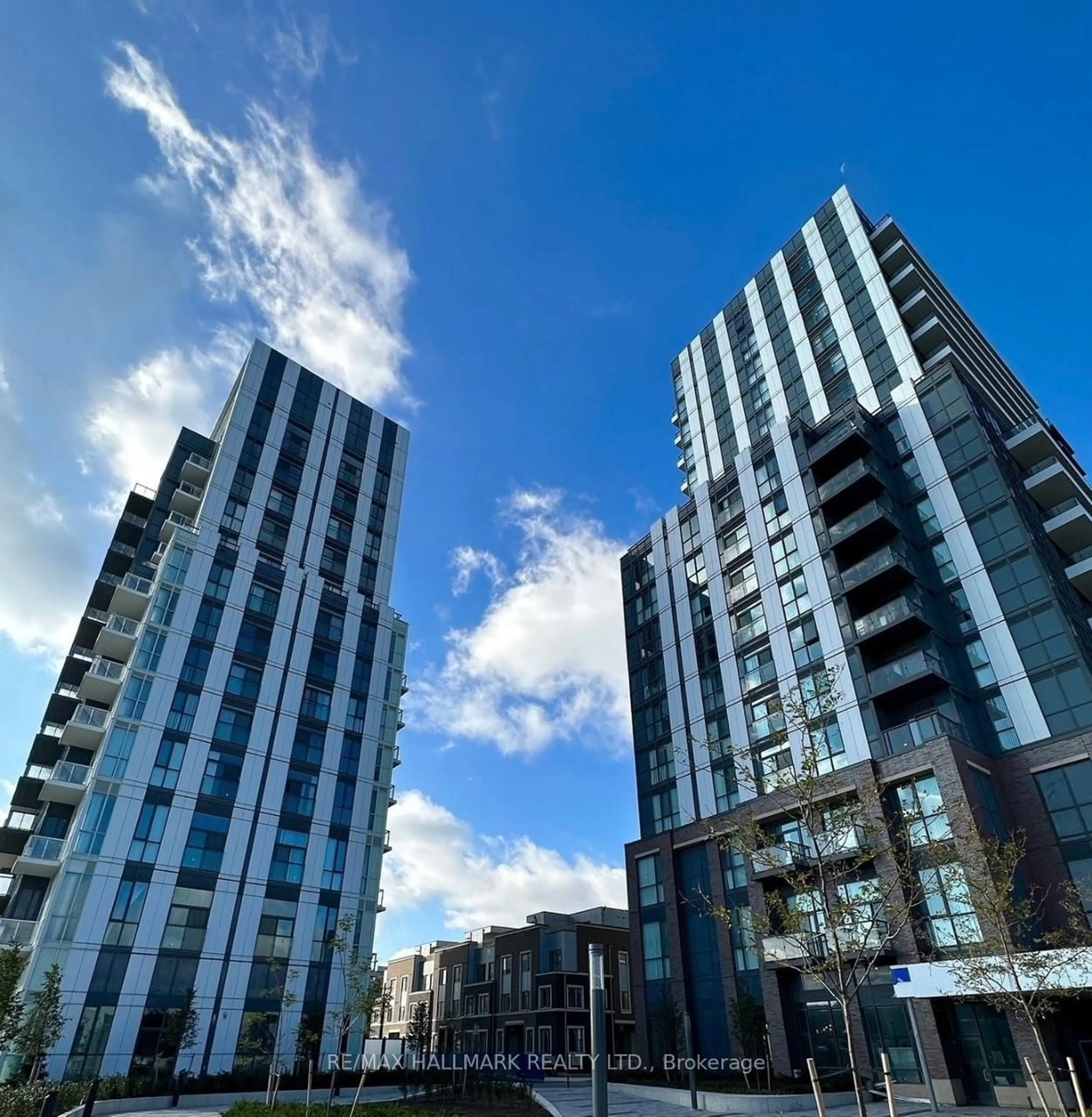 A pic from outside/outdoor area/front of a property/back of a property/a pic from drone, building for 60 Honeycrisp Cres #820, Vaughan Ontario L4K 0N5