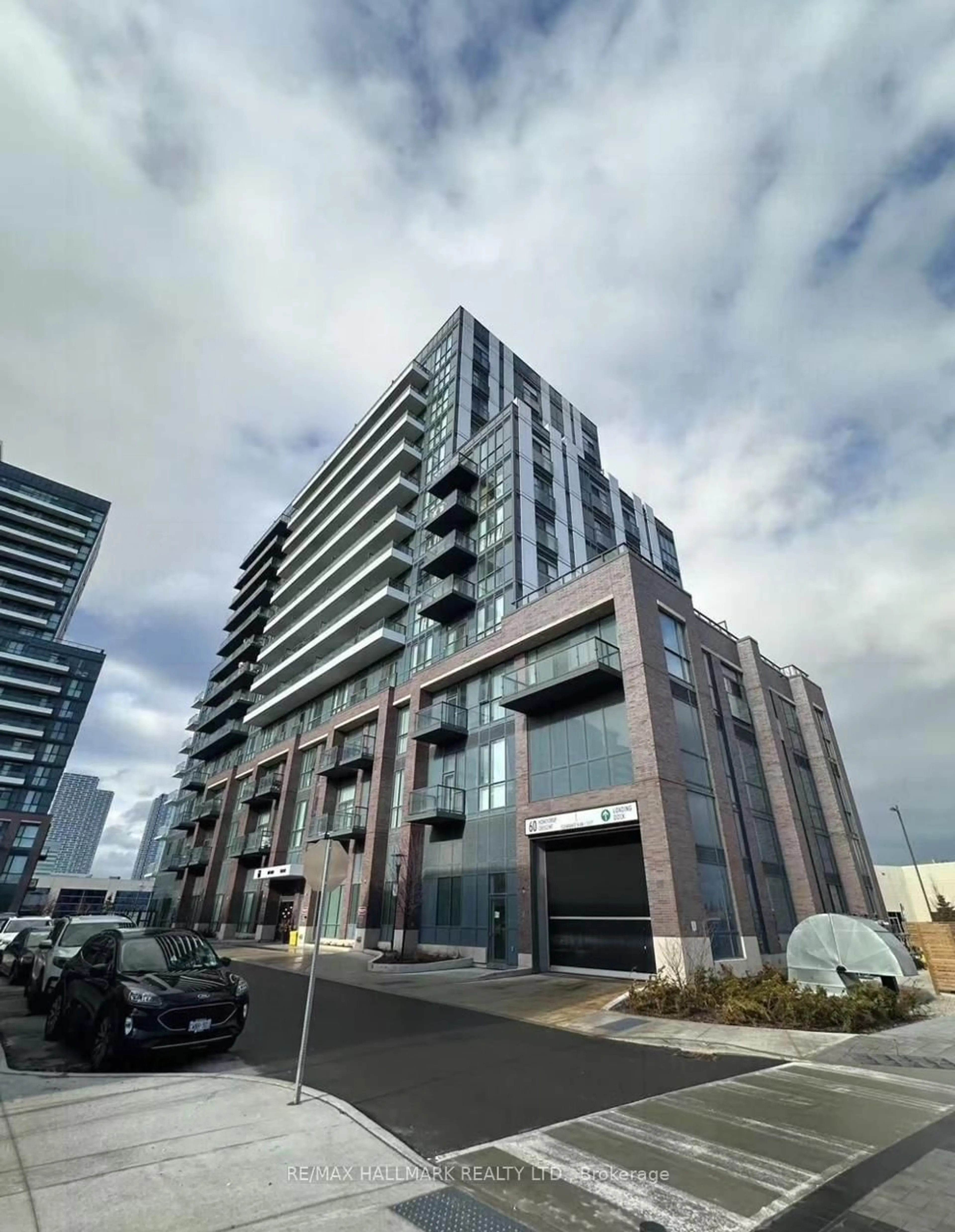 Indoor foyer for 60 Honeycrisp Cres #820, Vaughan Ontario L4K 0N5