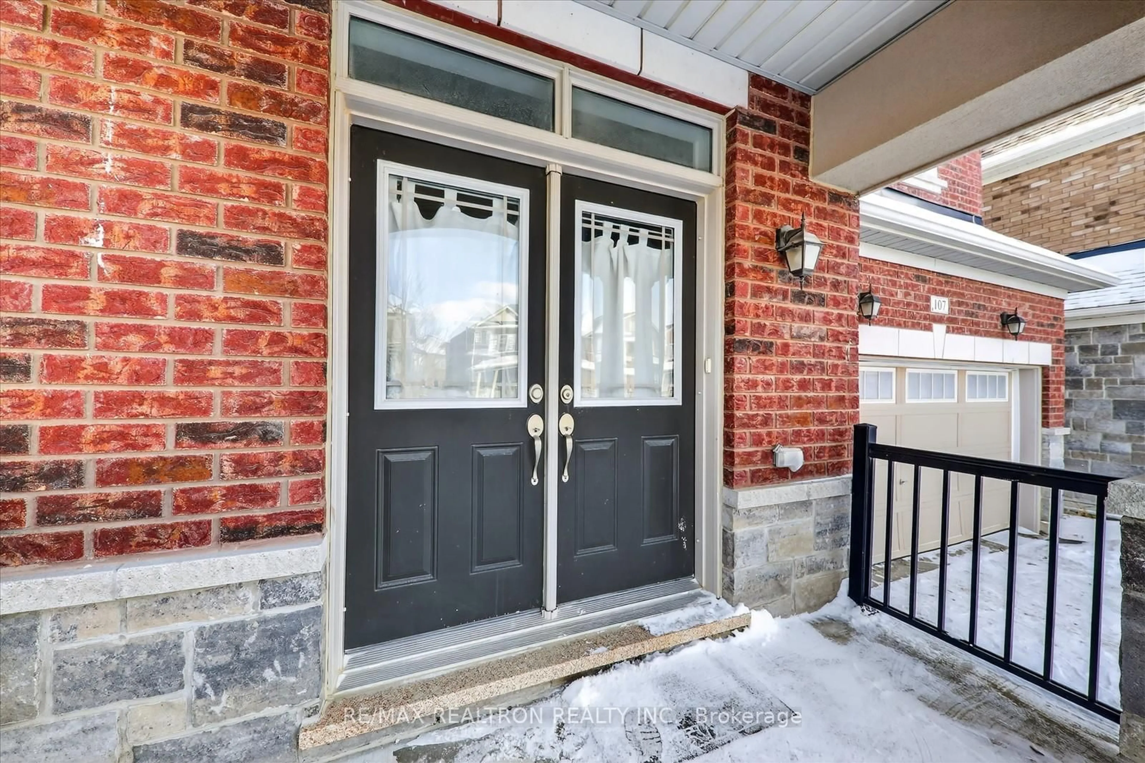 Indoor entryway for 107 Walter English Dr, East Gwillimbury Ontario L9N 0S1