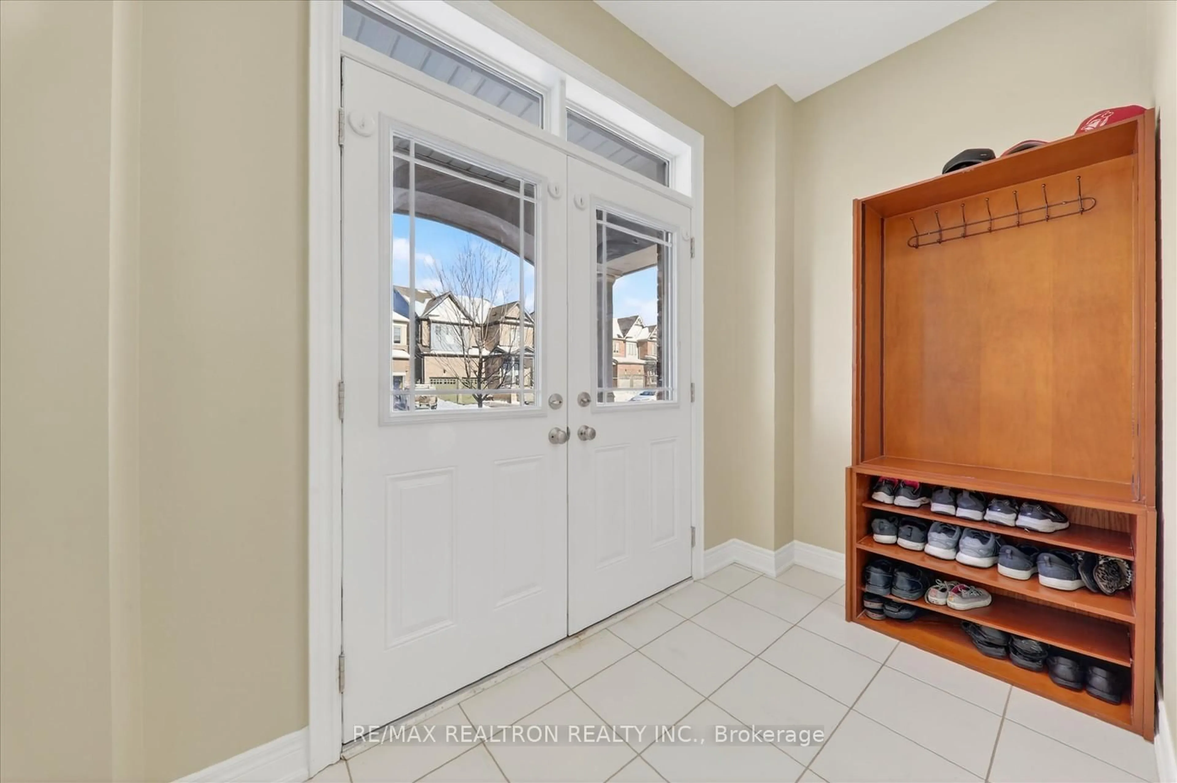 Indoor entryway for 107 Walter English Dr, East Gwillimbury Ontario L9N 0S1