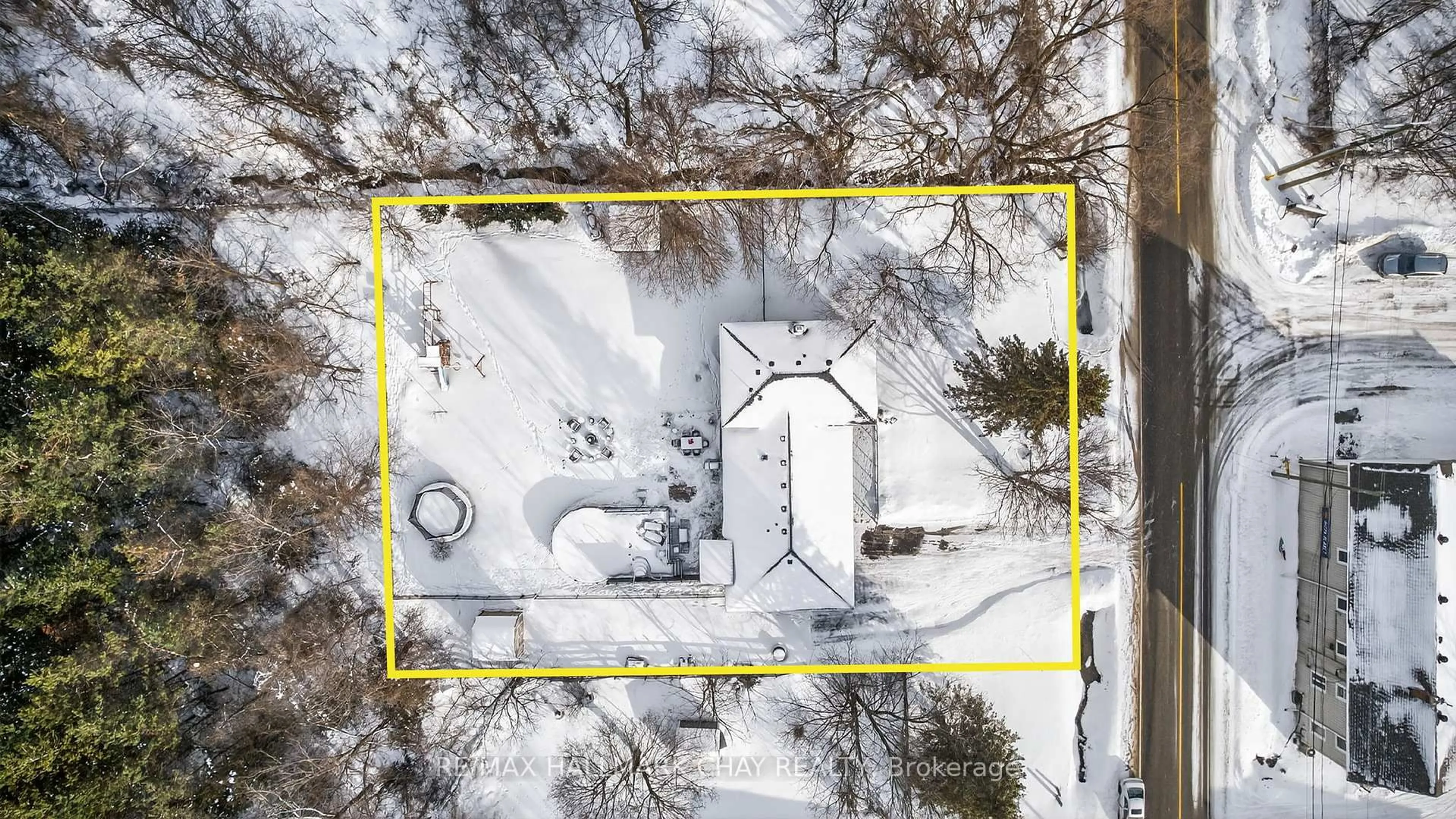 A pic from outside/outdoor area/front of a property/back of a property/a pic from drone, building for 1386 Gilford Rd, Innisfil Ontario L0L 1R0
