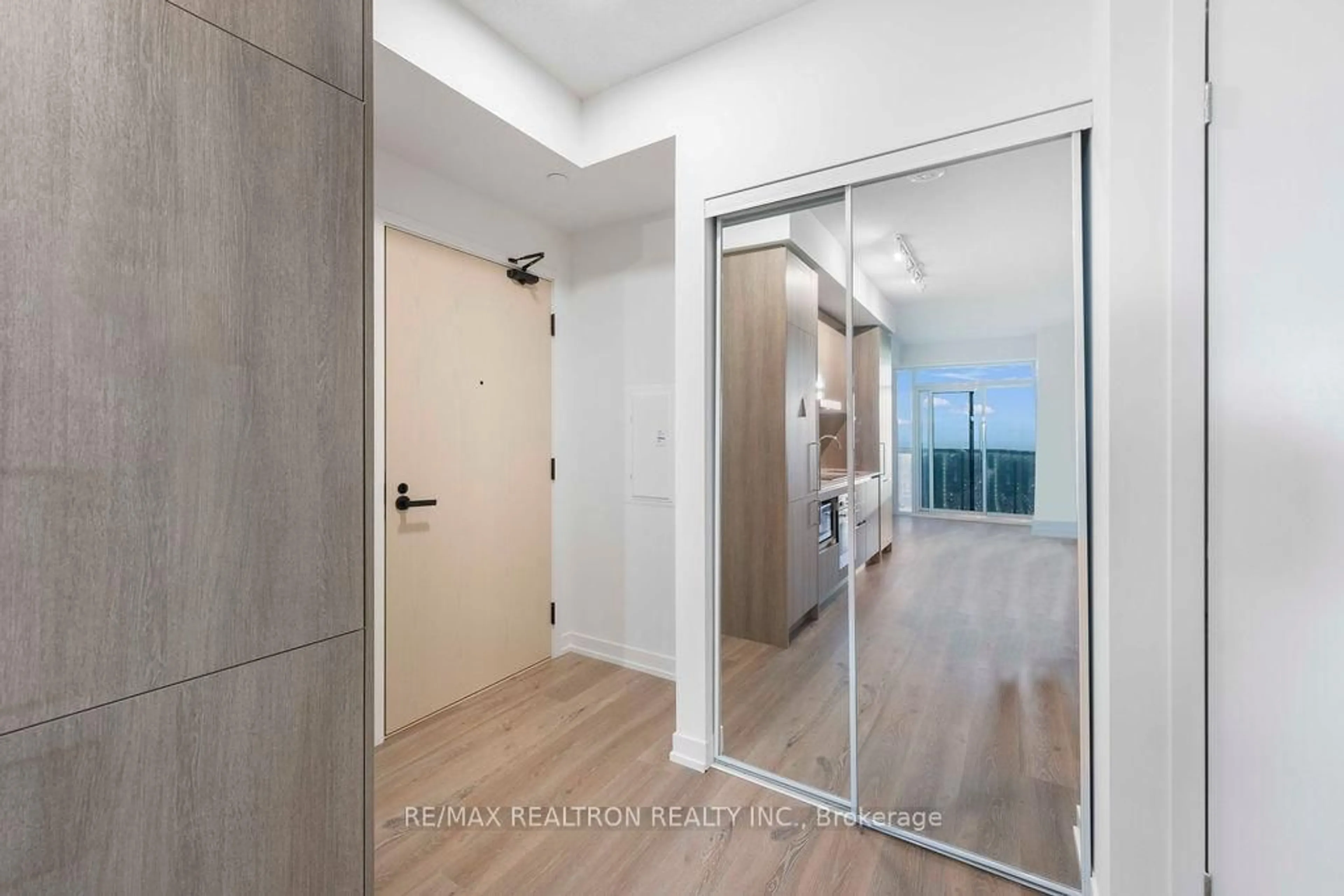 Indoor entryway for 225 Commerce St #4608, Vaughan Ontario L4K 0R1