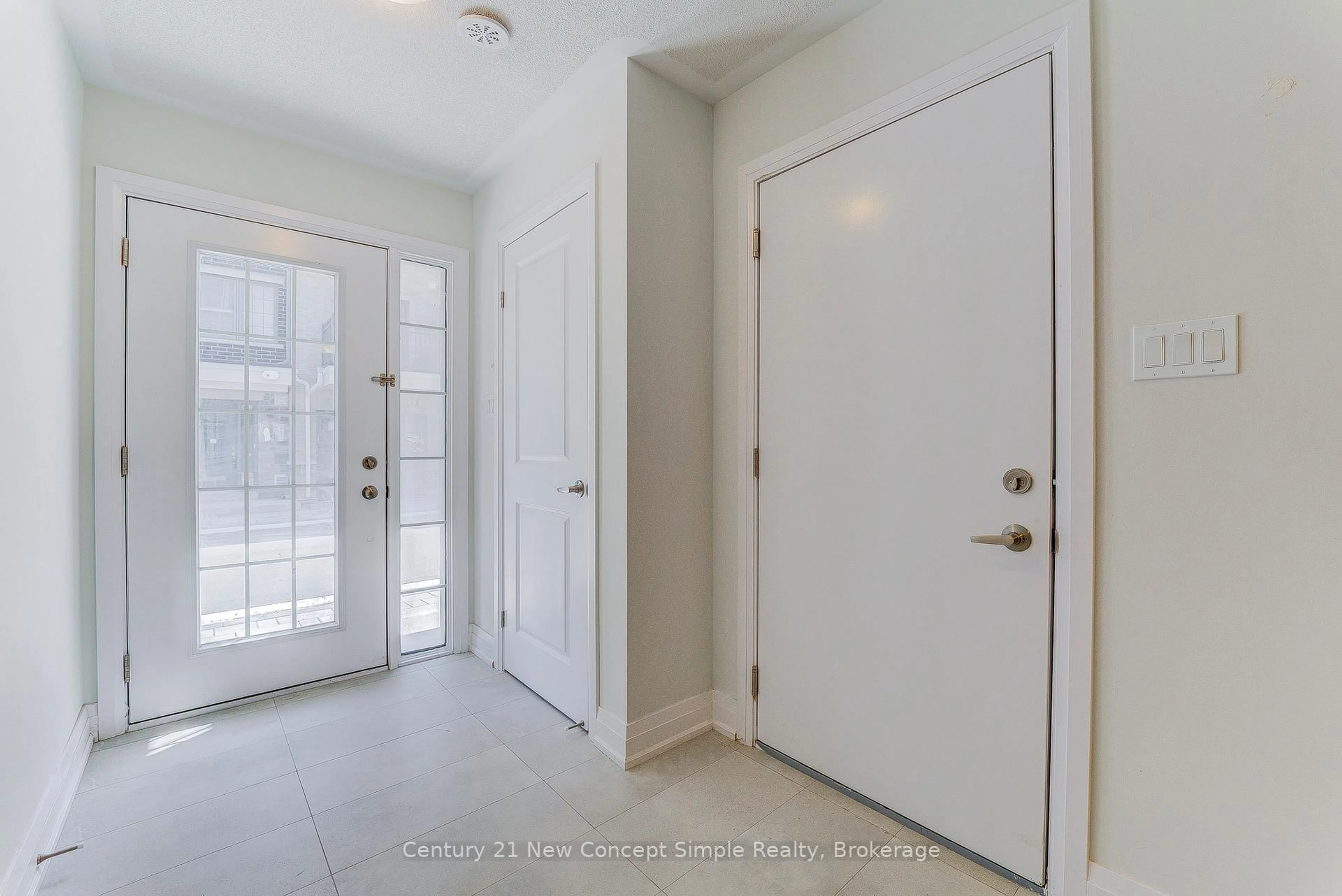 Indoor entryway for 20 Maybank Lane, Whitchurch-Stouffville Ontario L4A 4X7