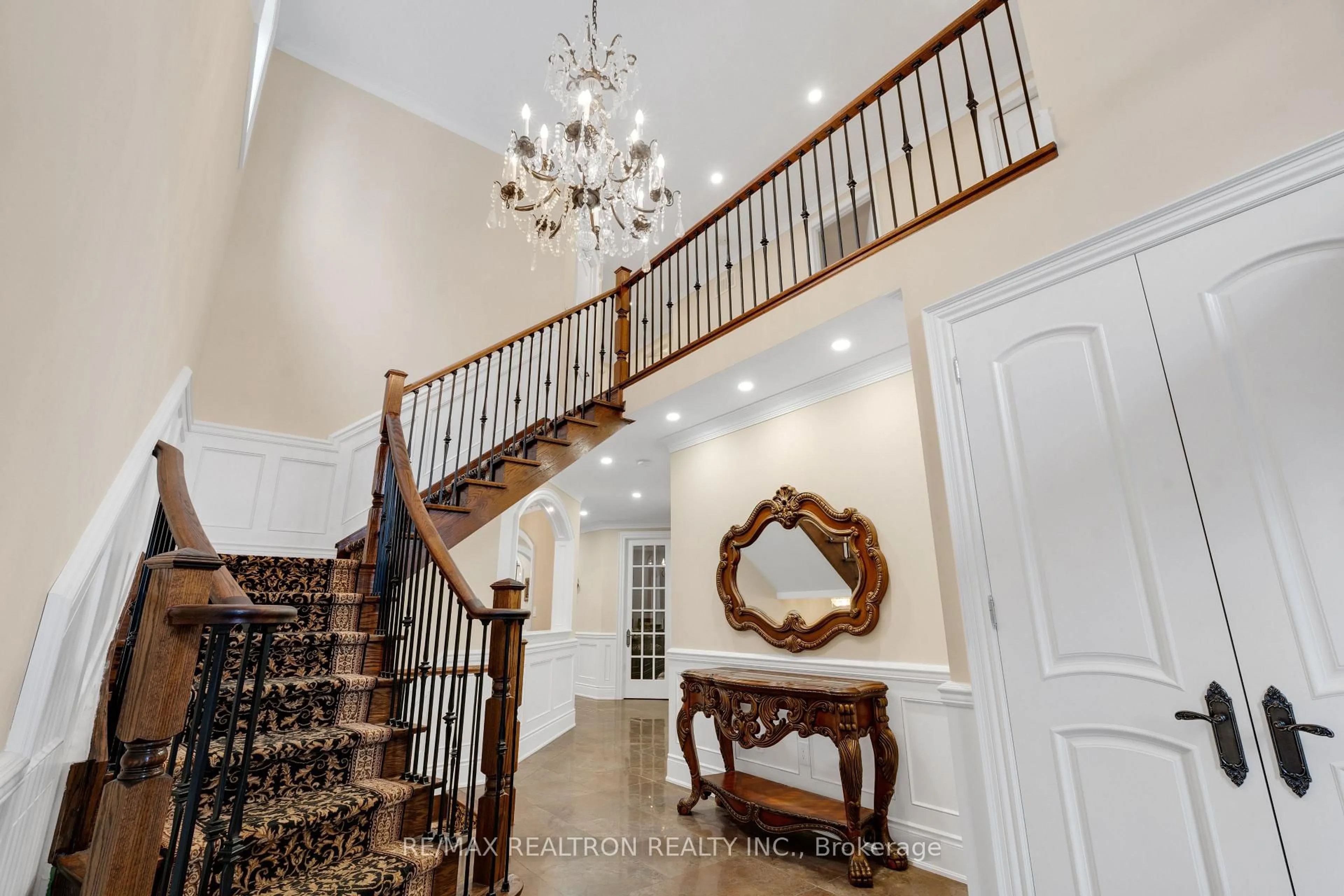 Indoor foyer for 20 Shalom Aleichem Crt, Vaughan Ontario L4J 0E5