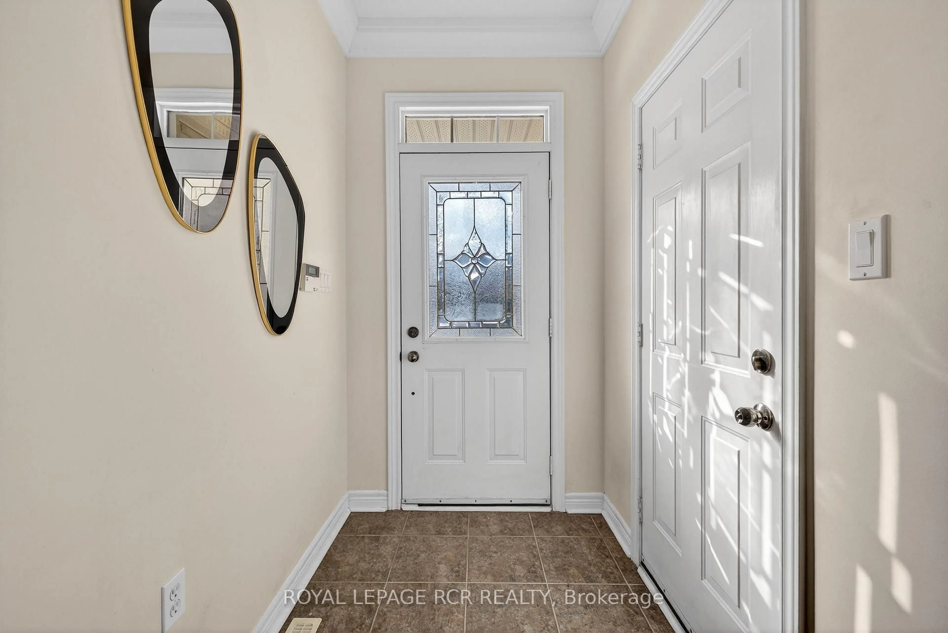 Indoor entryway for 13 Willard Hunt Crt, King Ontario L0G 1T0