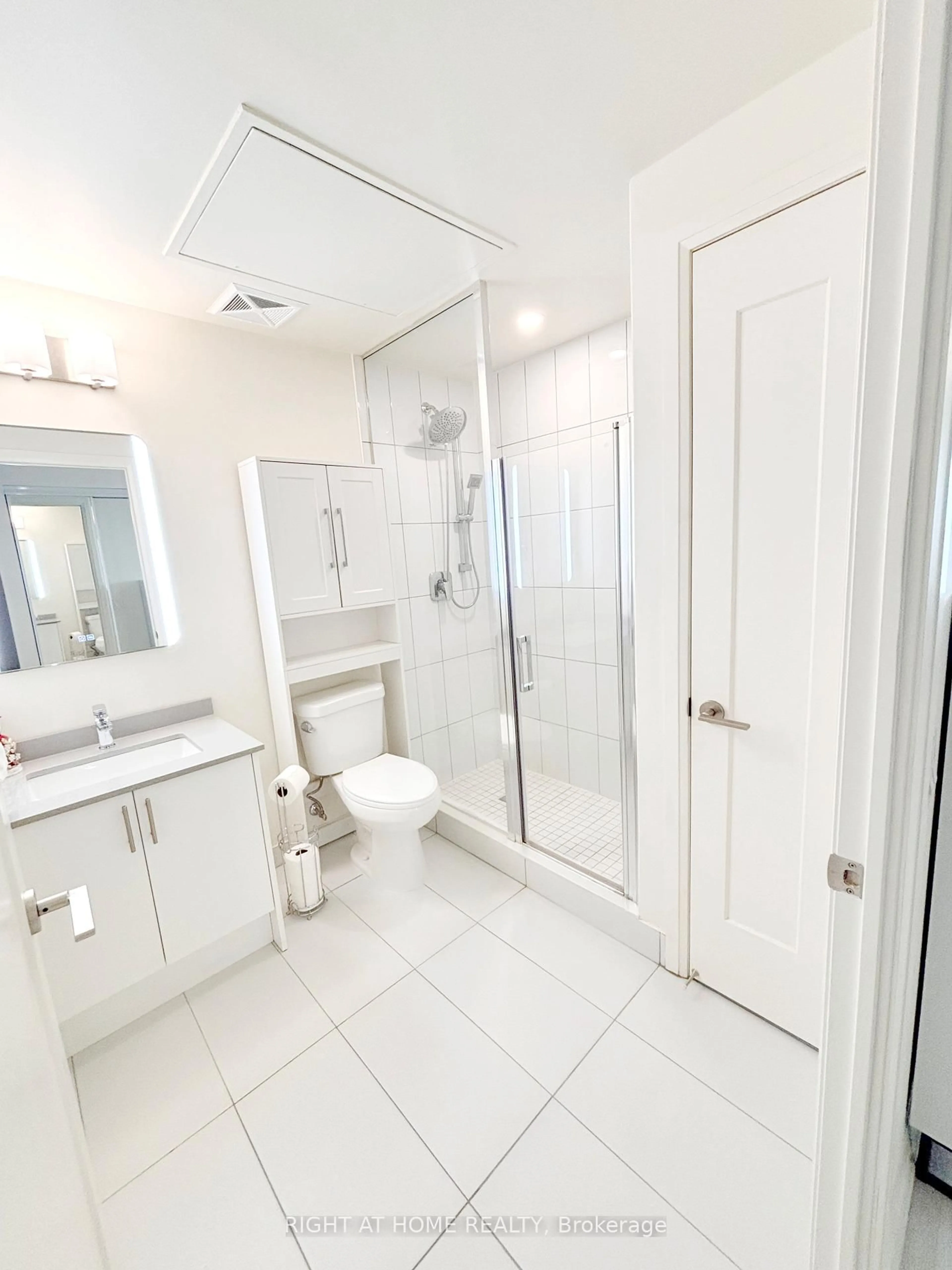Standard bathroom, ceramic/tile floor for 9000 Jane St #1704, Vaughan Ontario L4K 0M6