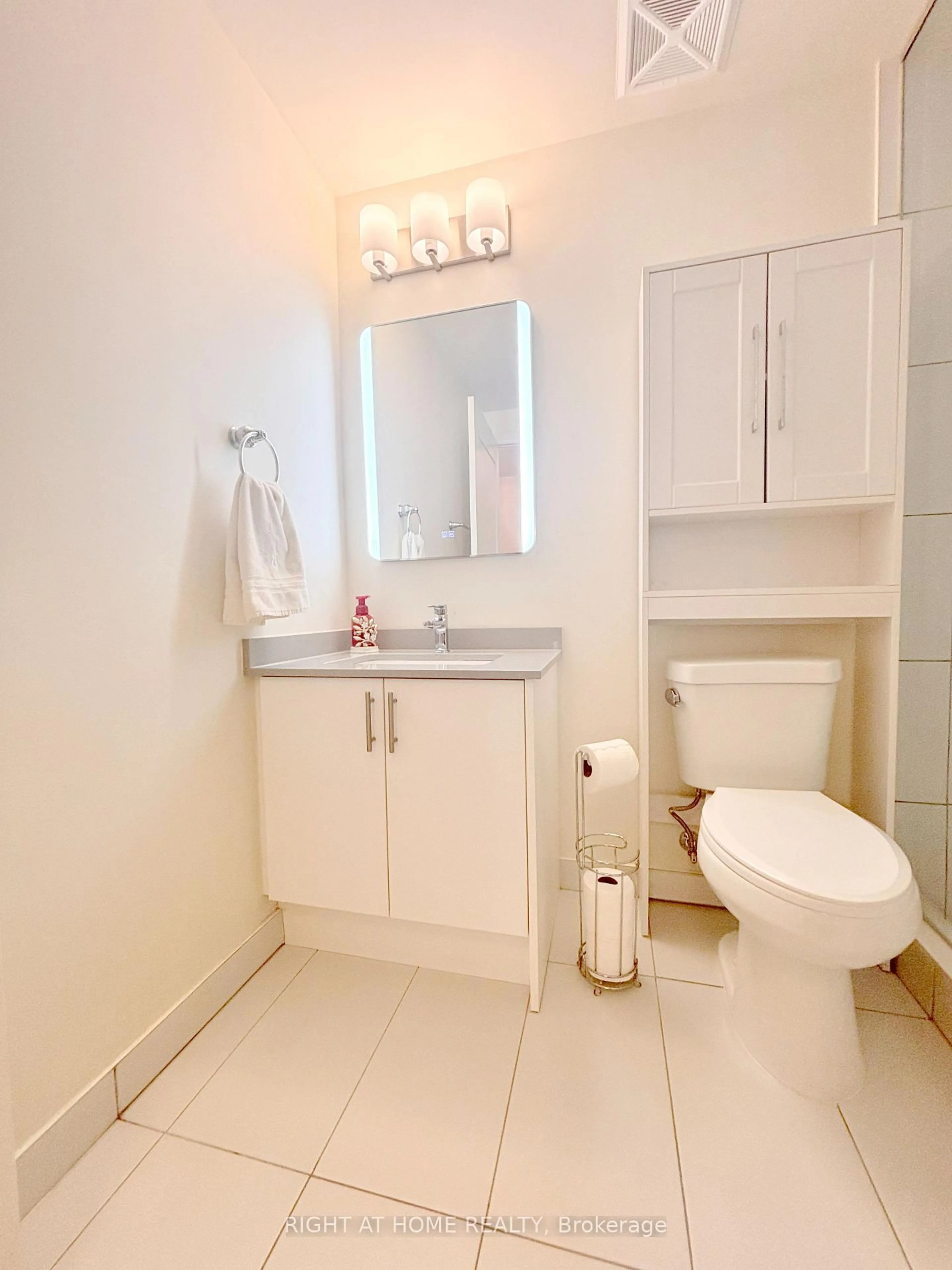 Standard bathroom, unknown for 9000 Jane St #1704, Vaughan Ontario L4K 0M6