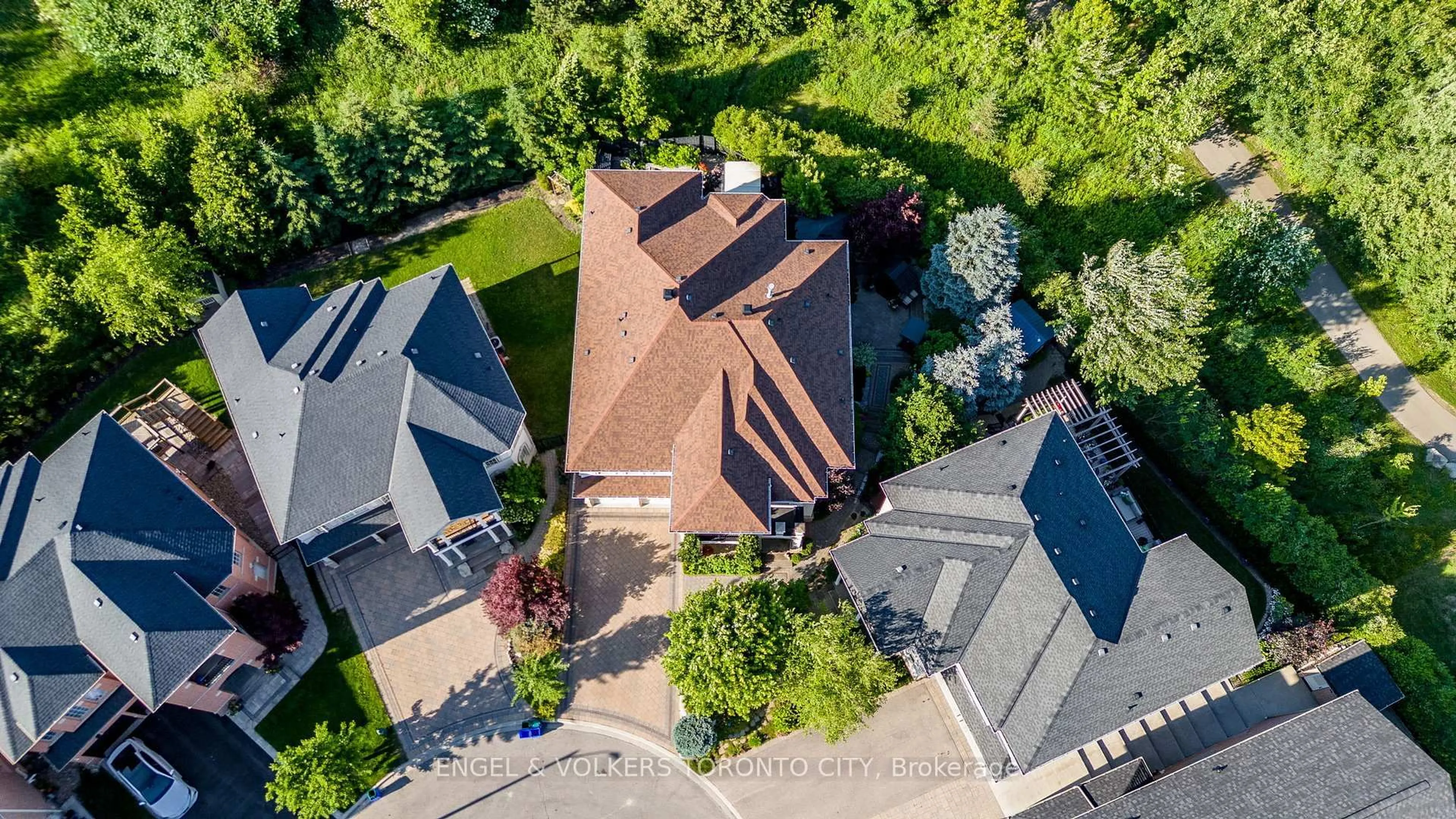 A pic from outside/outdoor area/front of a property/back of a property/a pic from drone, street for 123 Salamander Crt, Vaughan Ontario L6A 0B9