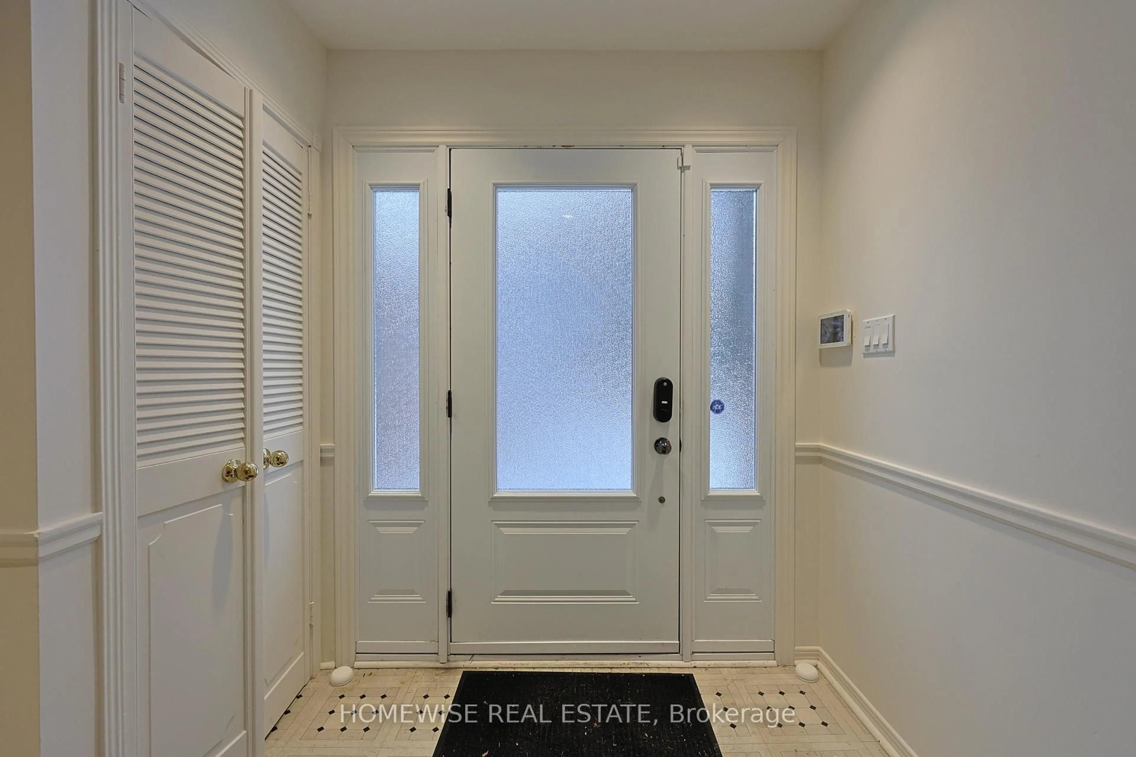 Indoor entryway for 22 Cobblestone Dr, Markham Ontario L3T 4E4