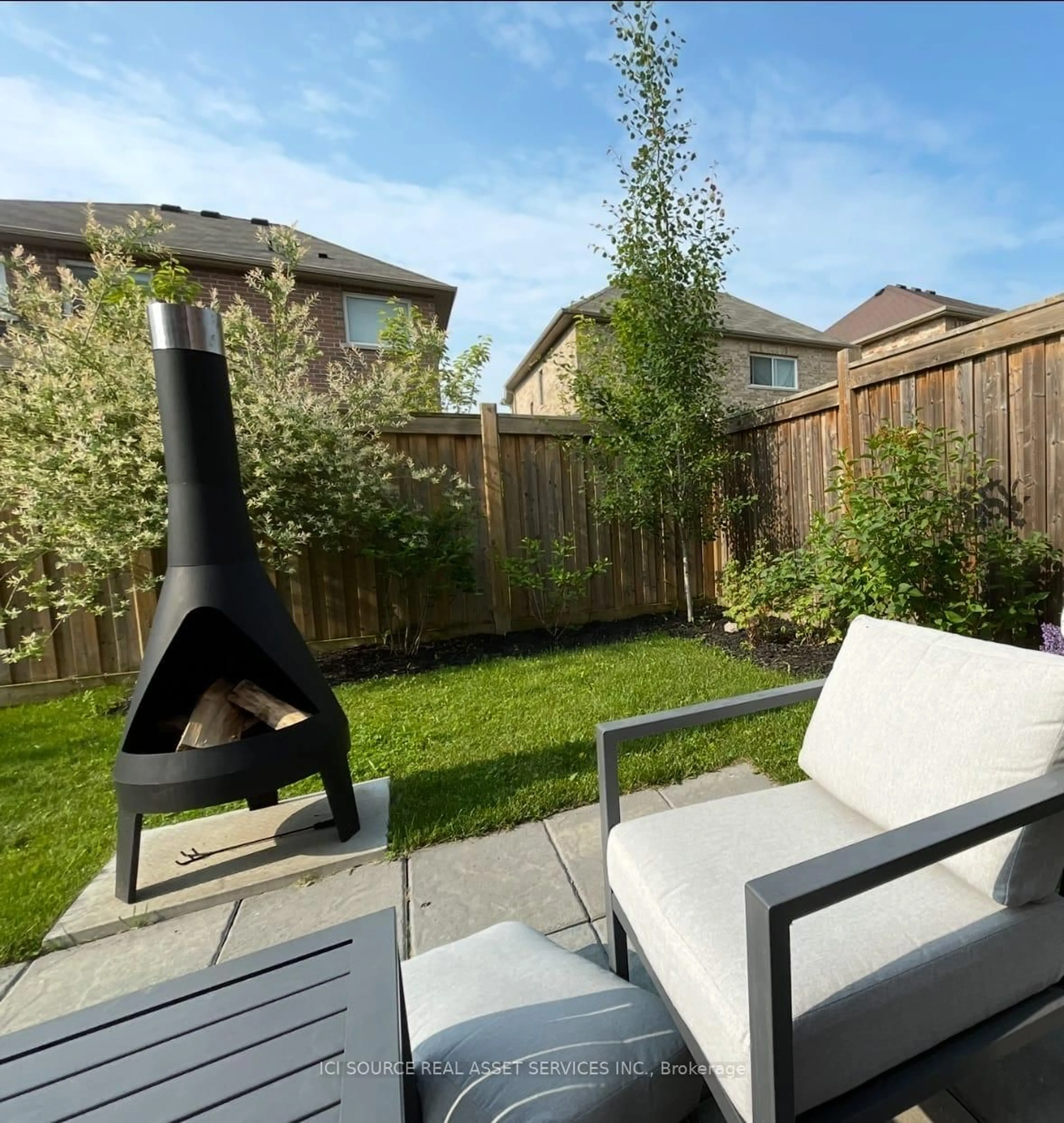 Patio, street for 15 Grey Wing Ave, Georgina Ontario L4P 0E8