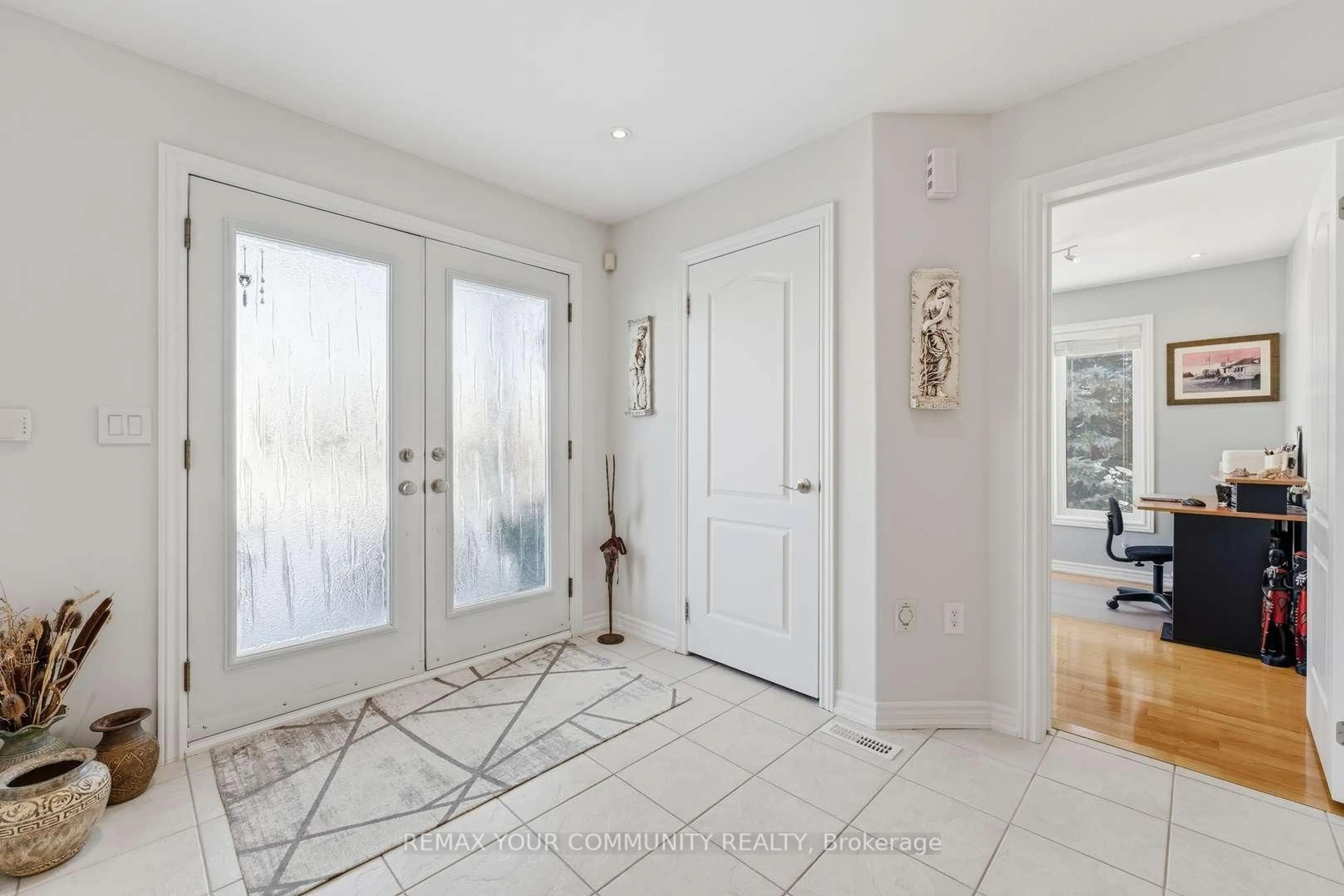 Indoor entryway for 37 Saint Ave, Bradford West Gwillimbury Ontario L3Z 3E6