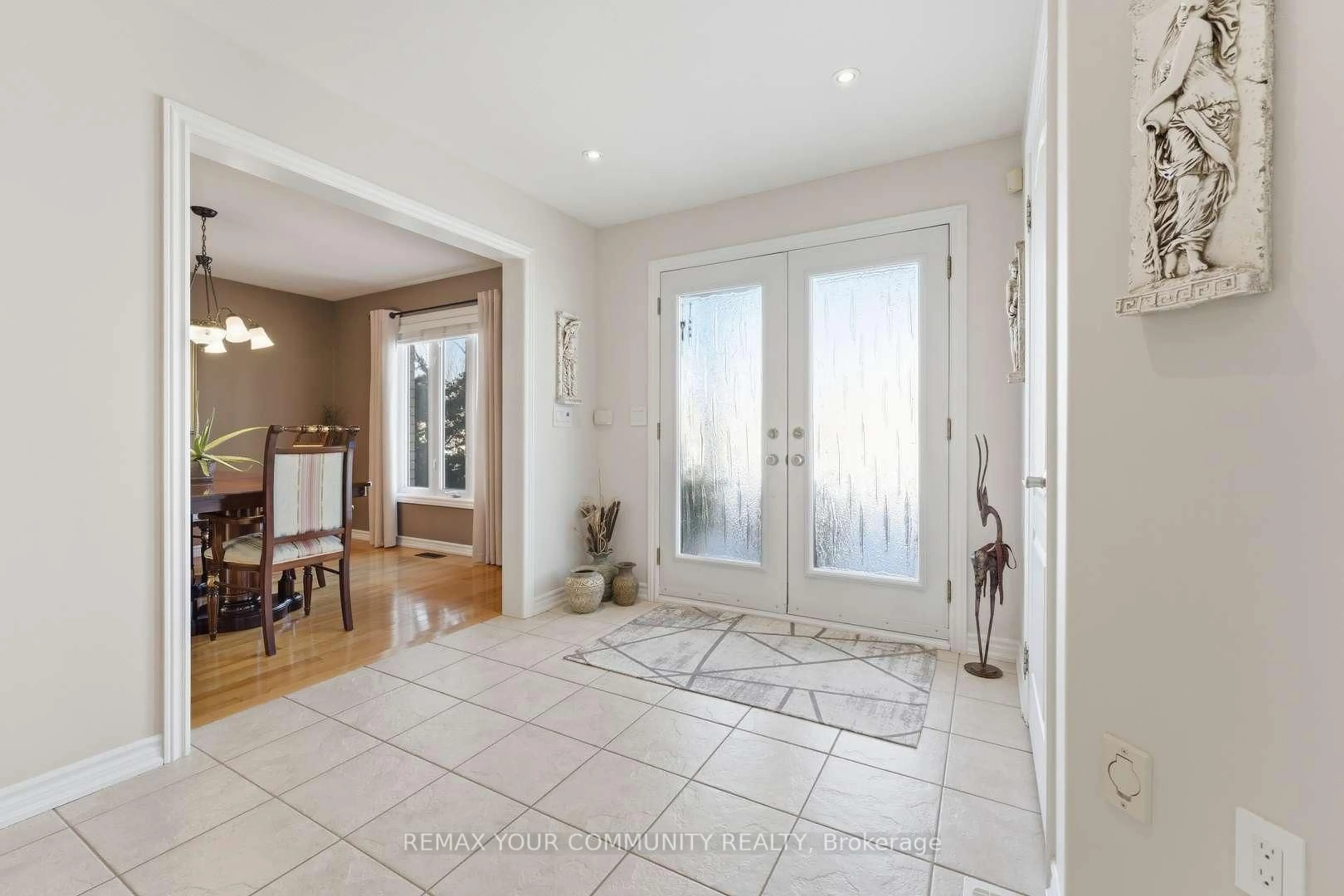 Indoor entryway for 37 Saint Ave, Bradford West Gwillimbury Ontario L3Z 3E6