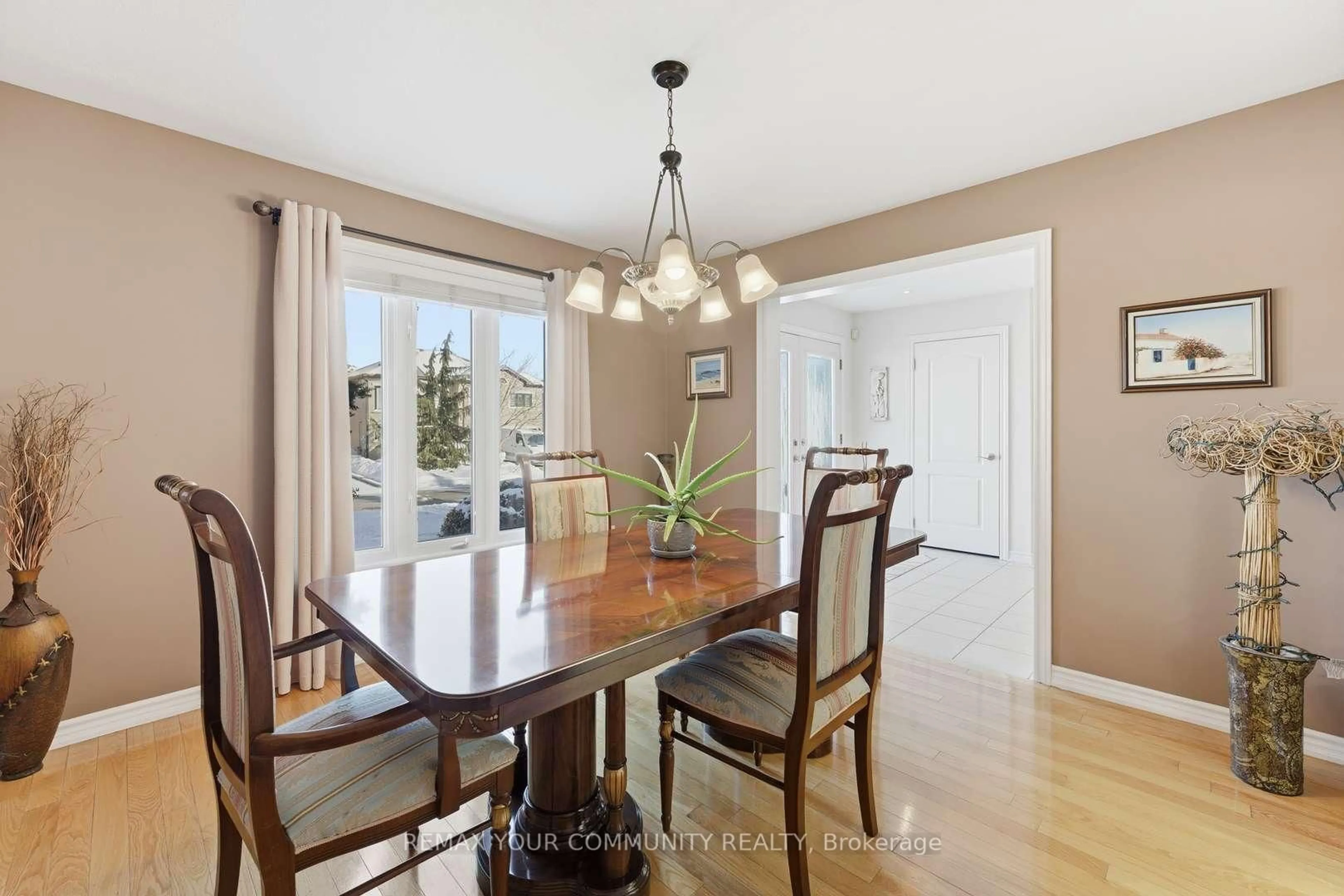 Dining room, wood/laminate floor for 37 Saint Ave, Bradford West Gwillimbury Ontario L3Z 3E6
