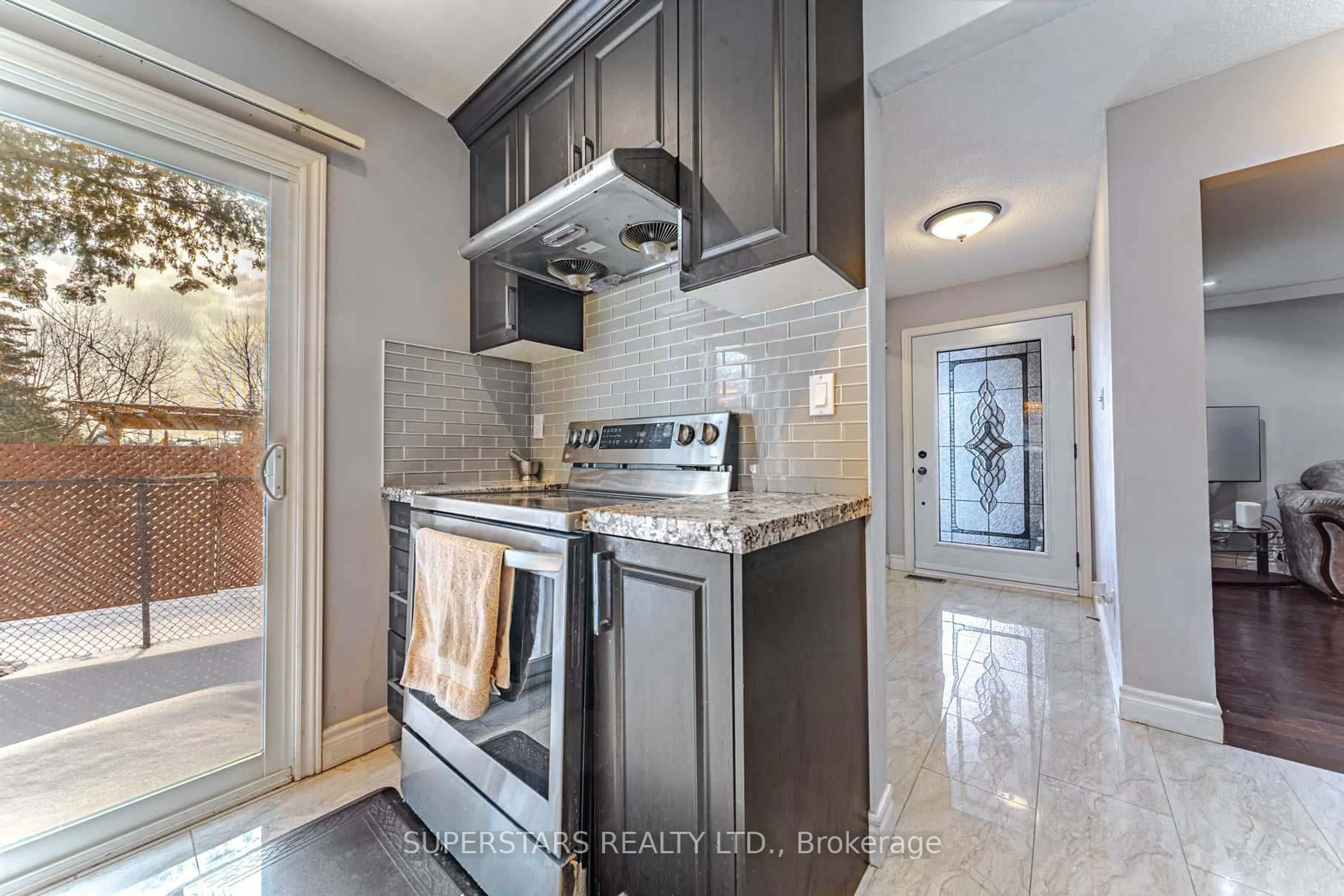 Open concept kitchen, ceramic/tile floor for 58 Fordcombe Cres, Markham Ontario L3R 3E8