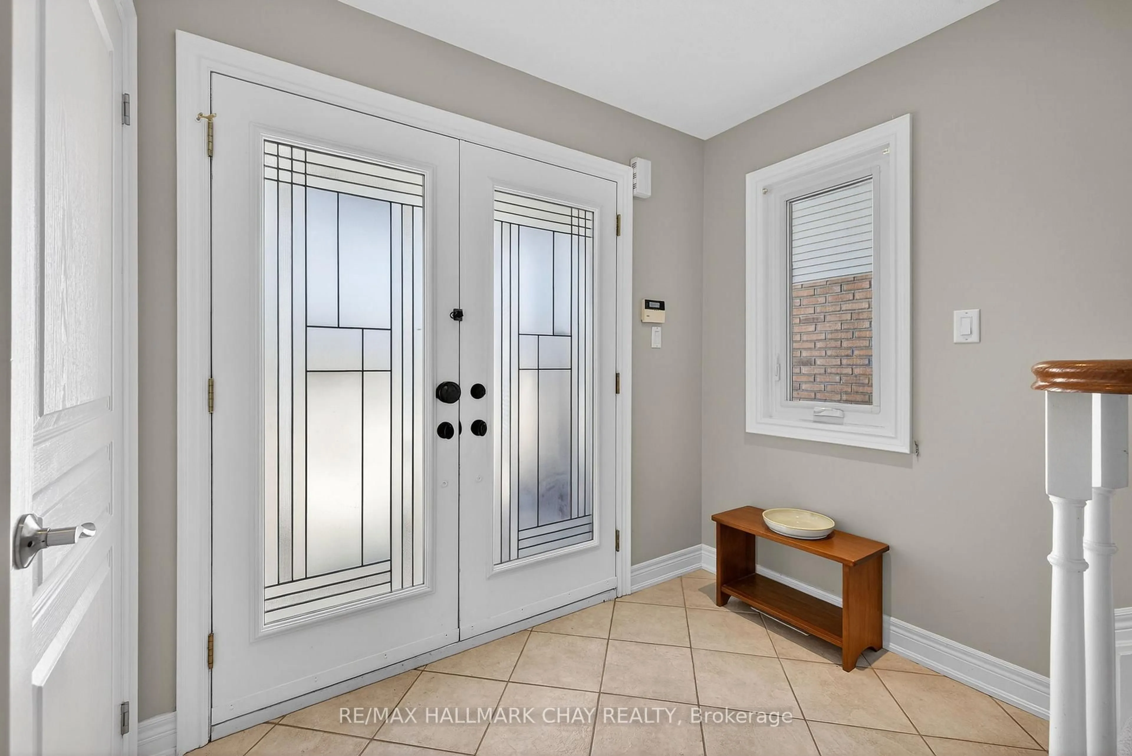 Indoor entryway for 75 Smith St, Bradford West Gwillimbury Ontario L3Z 3E3