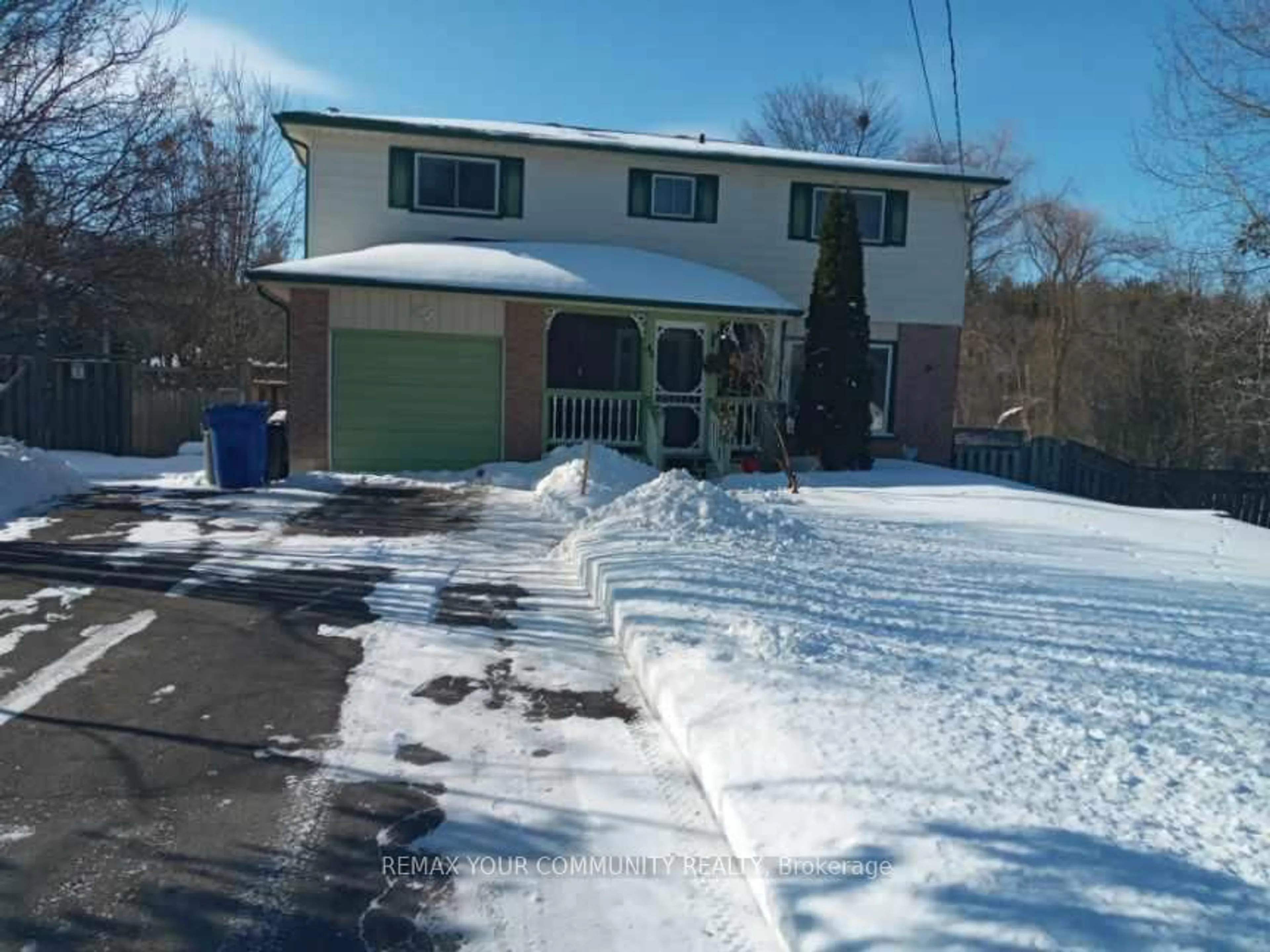 A pic from outside/outdoor area/front of a property/back of a property/a pic from drone, street for 44 Beaverdale Cres, Georgina Ontario L0E 1N0