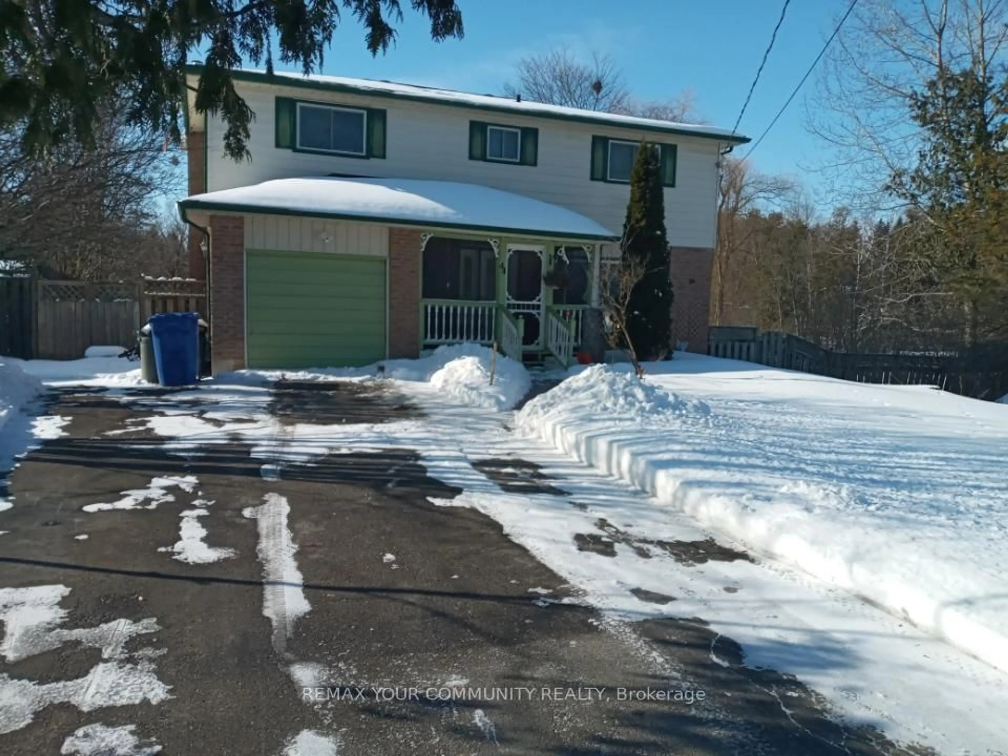 A pic from outside/outdoor area/front of a property/back of a property/a pic from drone, street for 44 Beaverdale Cres, Georgina Ontario L0E 1N0
