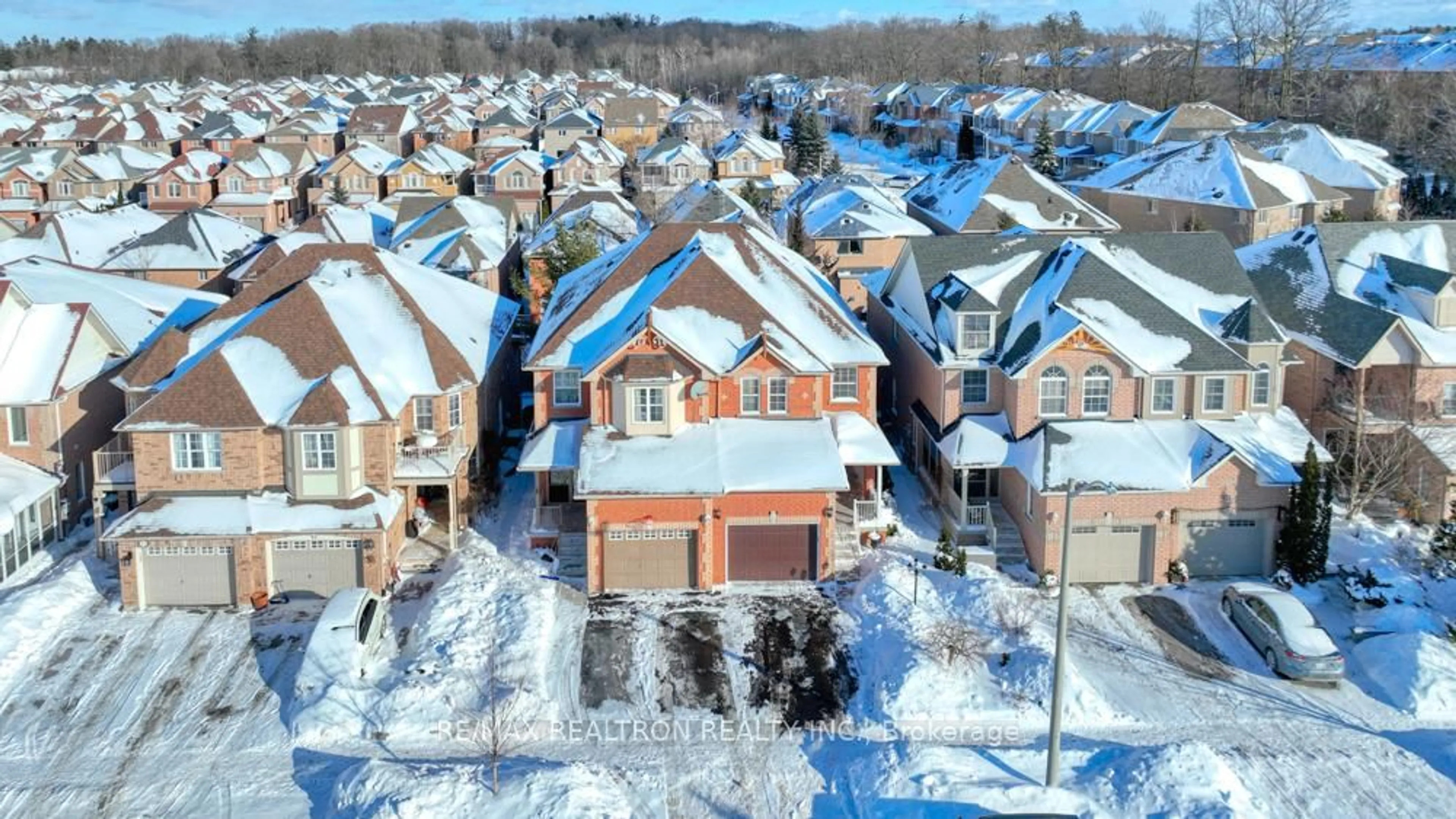 A pic from outside/outdoor area/front of a property/back of a property/a pic from drone, street for 89 English Oak Dr, Richmond Hill Ontario L4E 3X4
