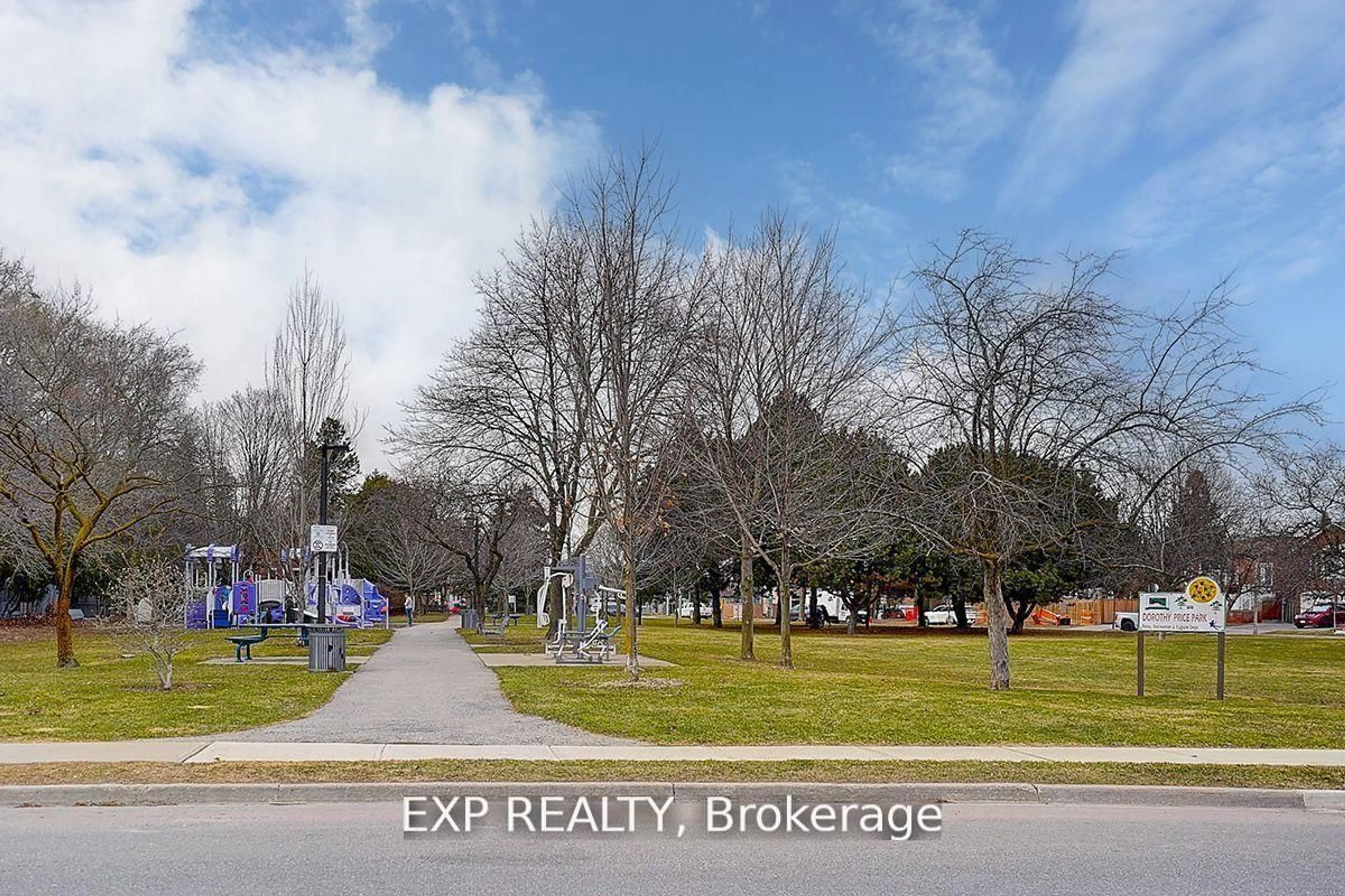 A pic from outside/outdoor area/front of a property/back of a property/a pic from drone, street for 116 Dunlop St, Richmond Hill Ontario L4C 0X1