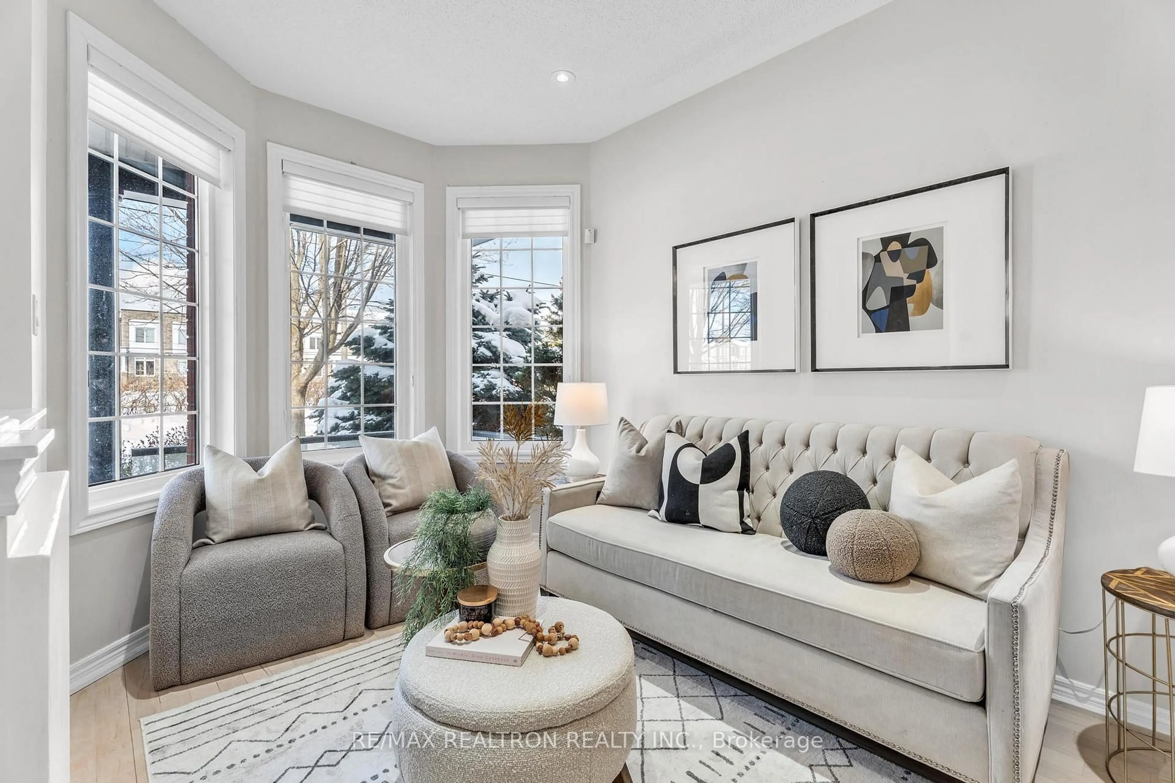 Living room with furniture, unknown for 63 Chelton Dr, Richmond Hill Ontario L4E 4A8