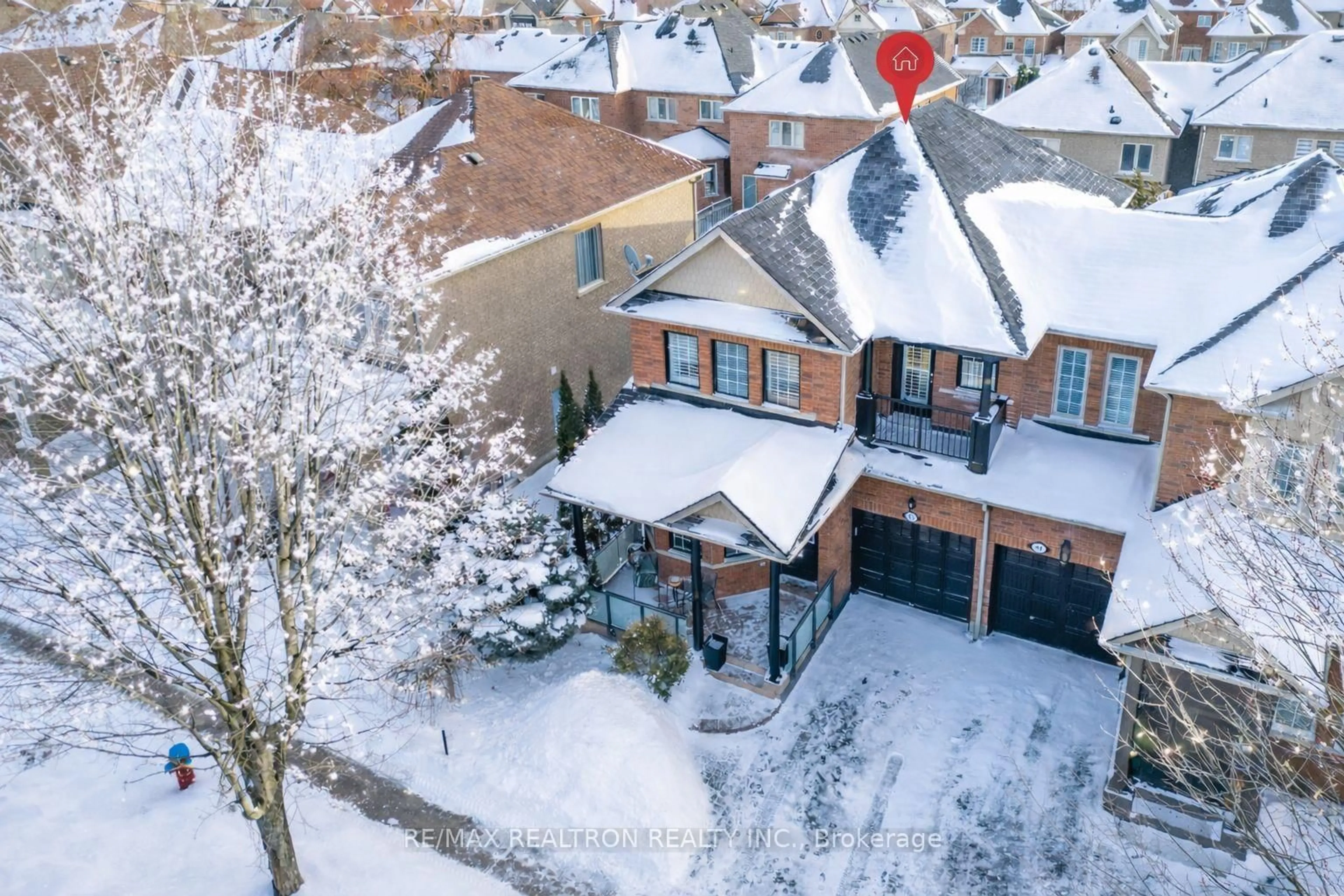 A pic from outside/outdoor area/front of a property/back of a property/a pic from drone, street for 63 Chelton Dr, Richmond Hill Ontario L4E 4A8