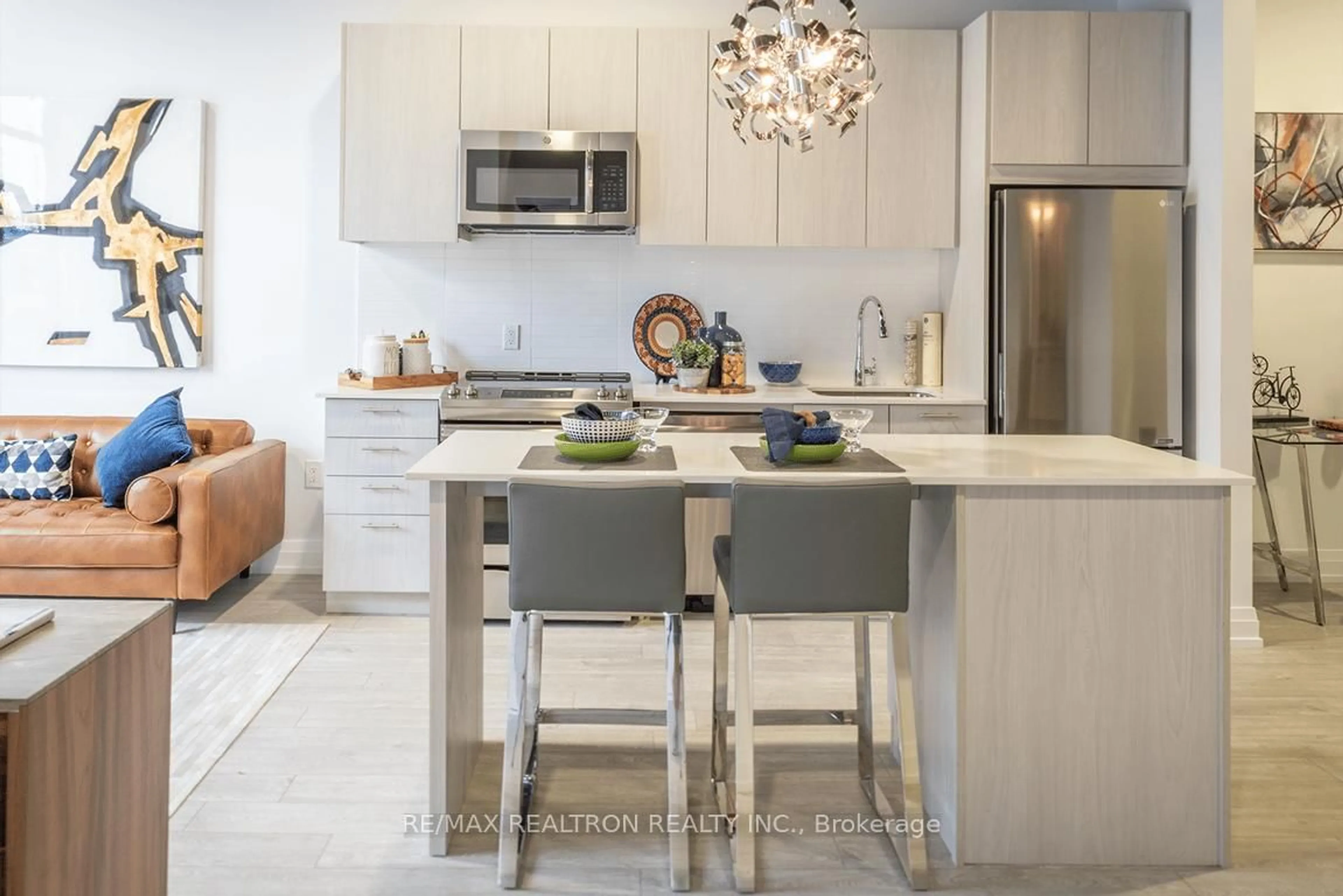 Open concept kitchen, ceramic/tile floor for 185 Deerfield Rd #301, Newmarket Ontario L3Y 0G7