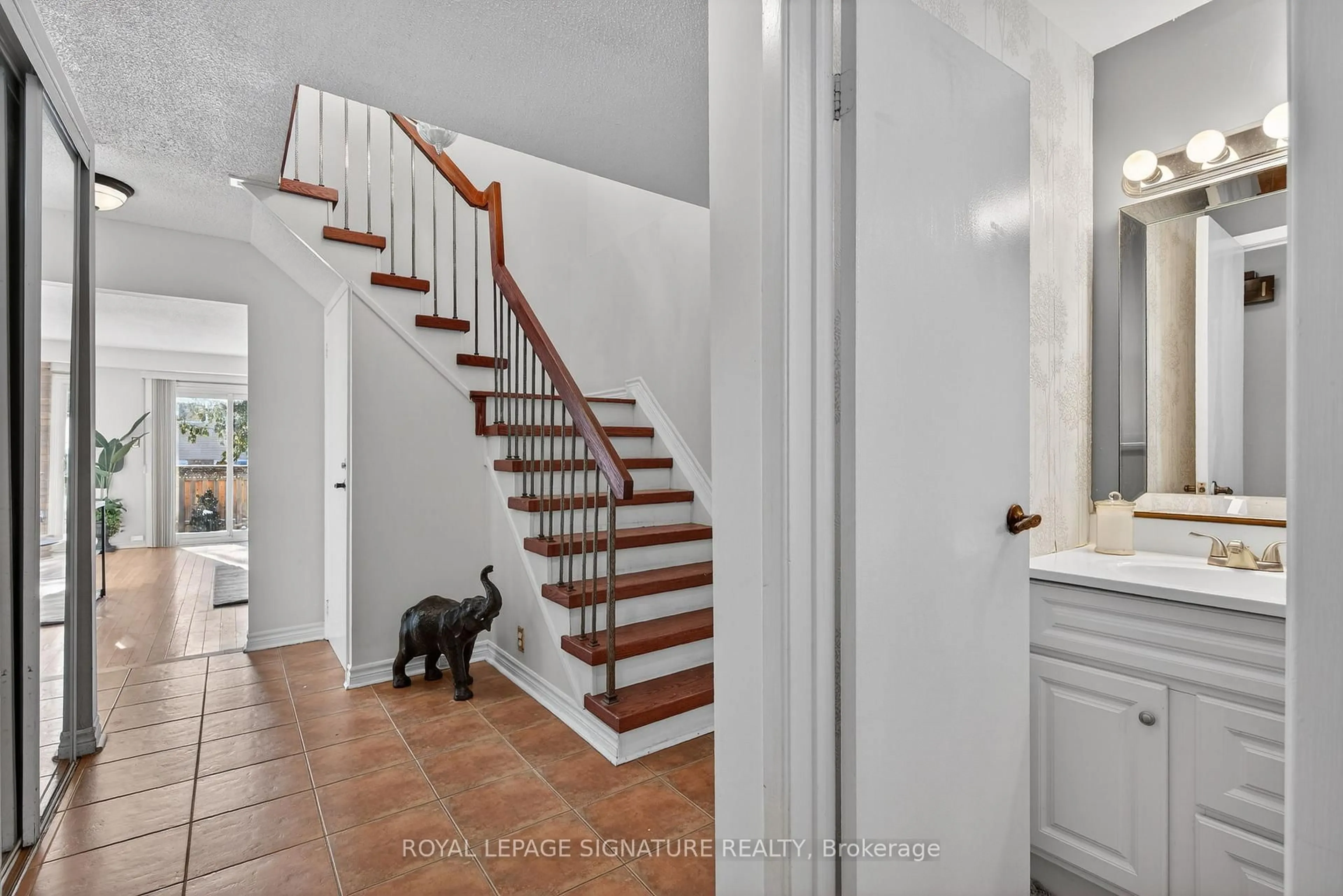 Indoor entryway for 163 Weldrick Rd, Richmond Hill Ontario L4C 5R7