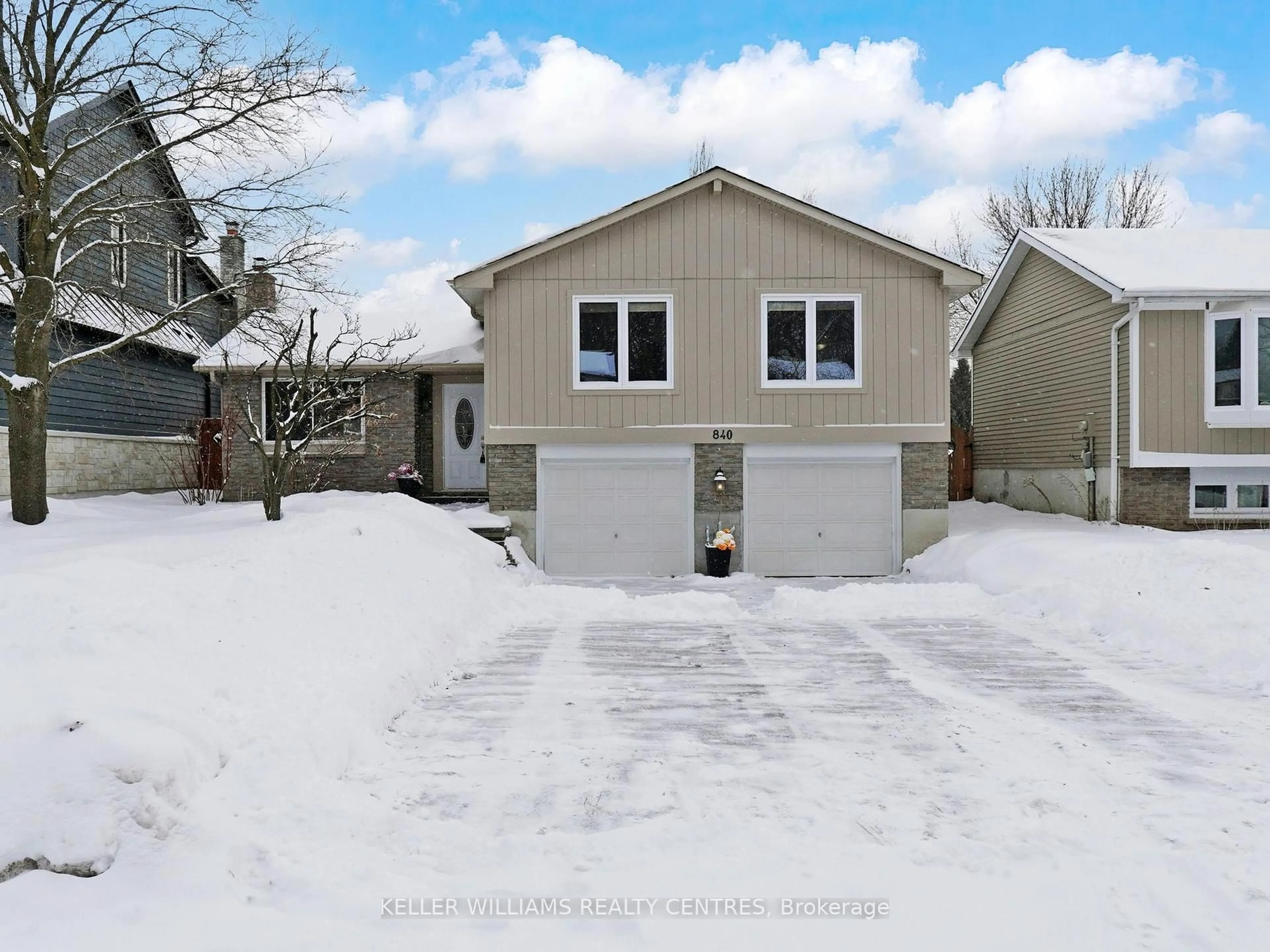 Home with vinyl exterior material, street for 840 Magnolia Ave, Newmarket Ontario L3Y 3C7