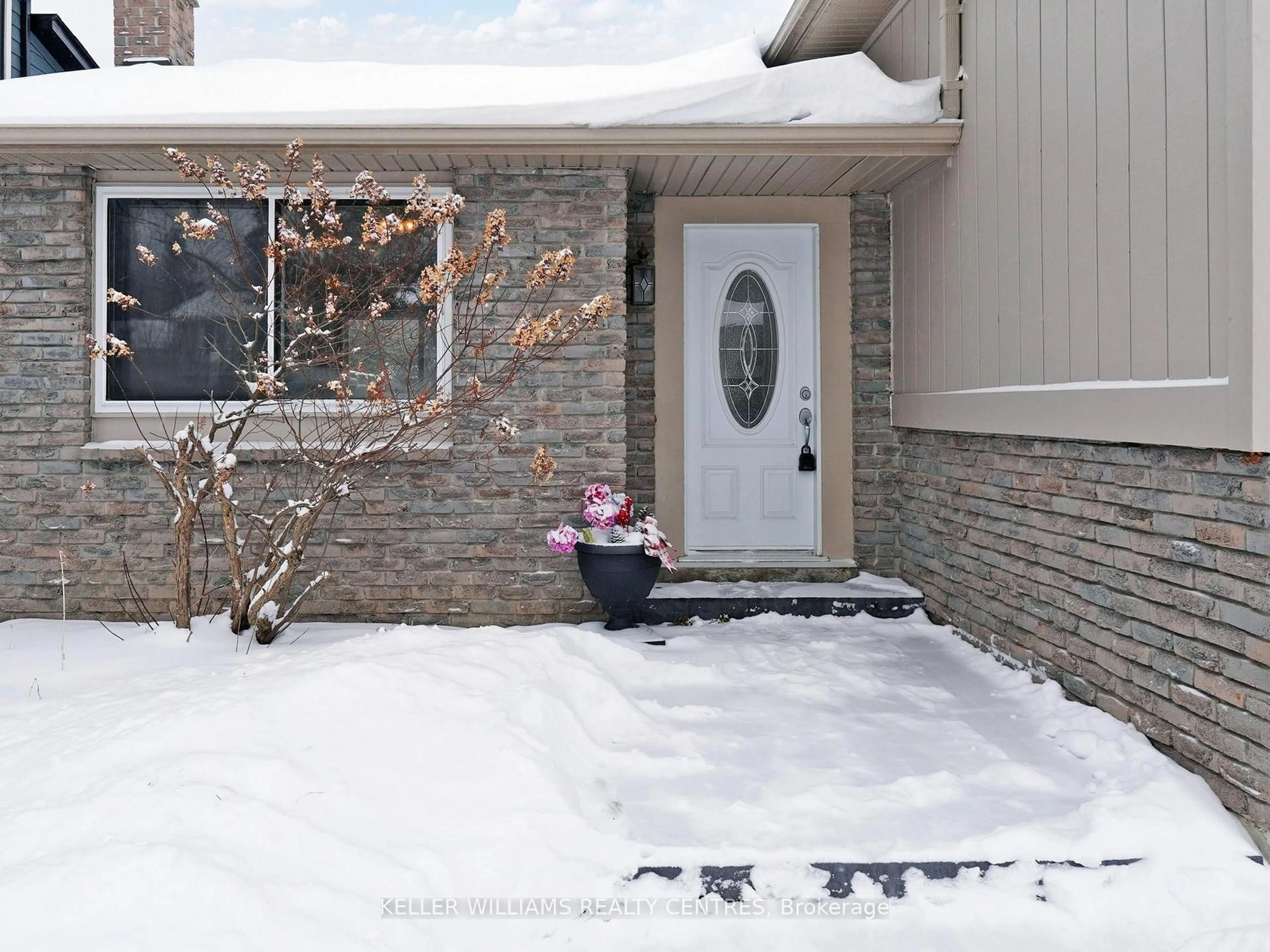 Indoor entryway for 840 Magnolia Ave, Newmarket Ontario L3Y 3C7