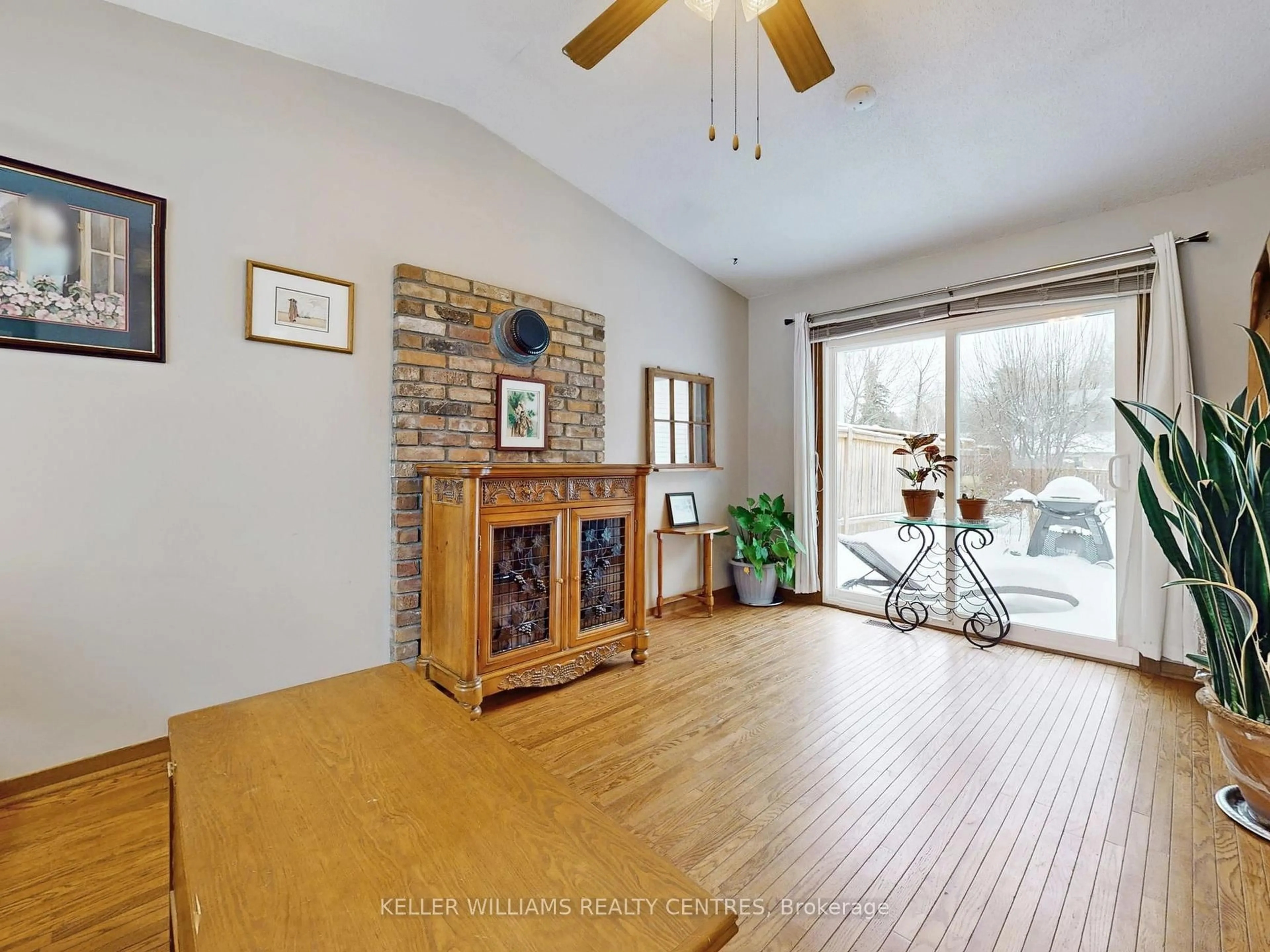 Living room with furniture, unknown for 840 Magnolia Ave, Newmarket Ontario L3Y 3C7