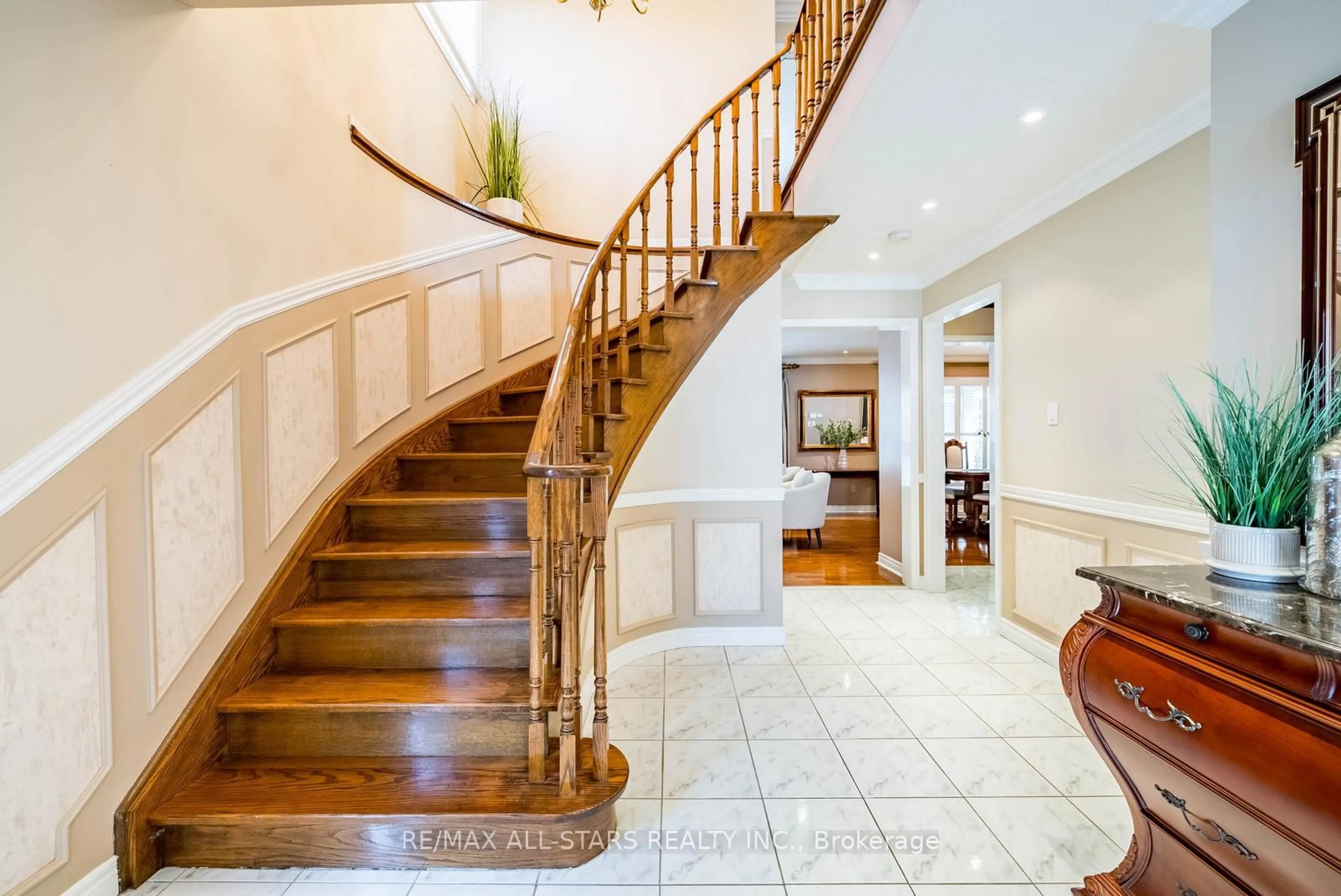 Indoor foyer for 148 Major Buttons Dr, Markham Ontario L3P 3X6