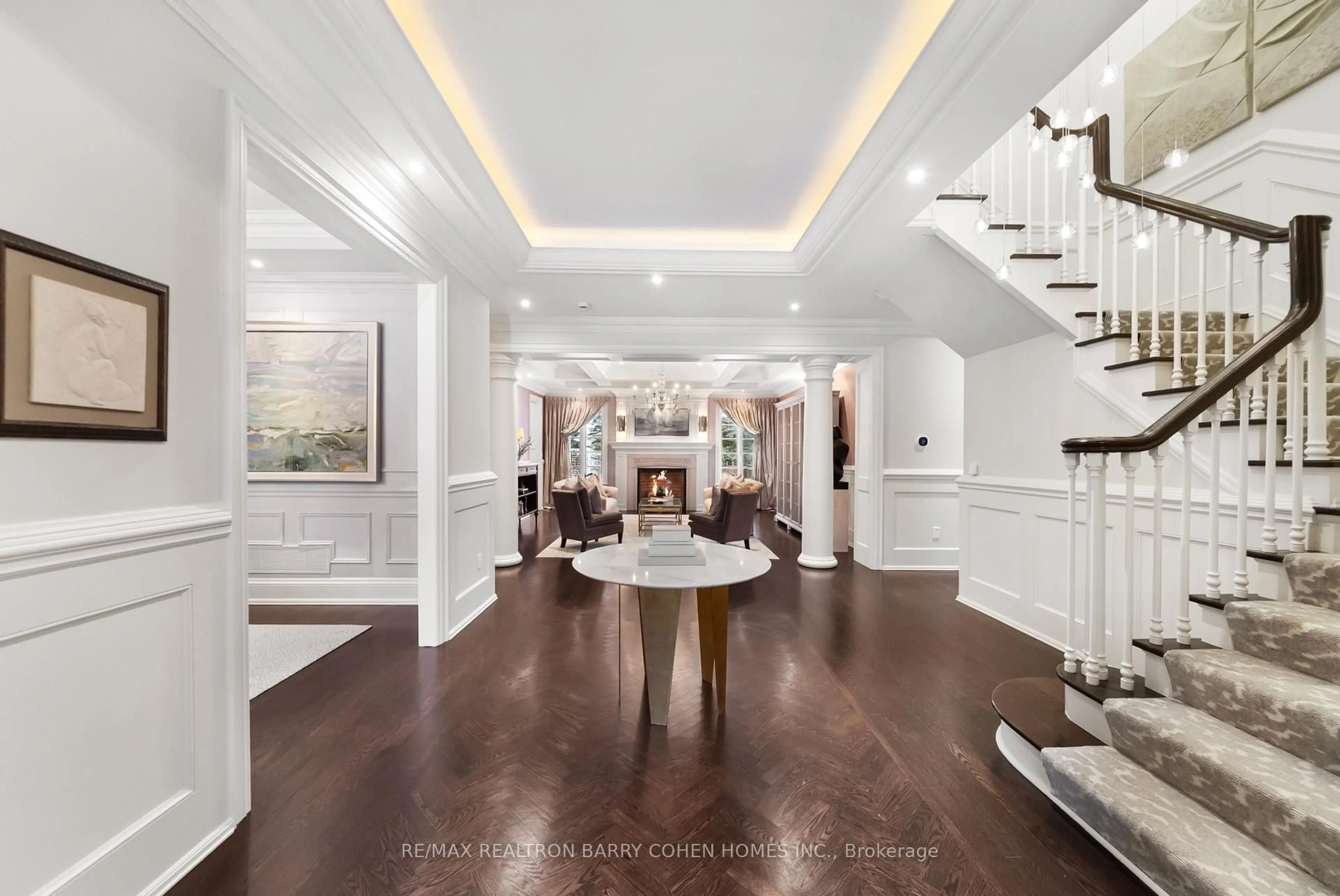 Indoor foyer for 12 Sandy Ridge Crt, Whitchurch-Stouffville Ontario L4A 2L4