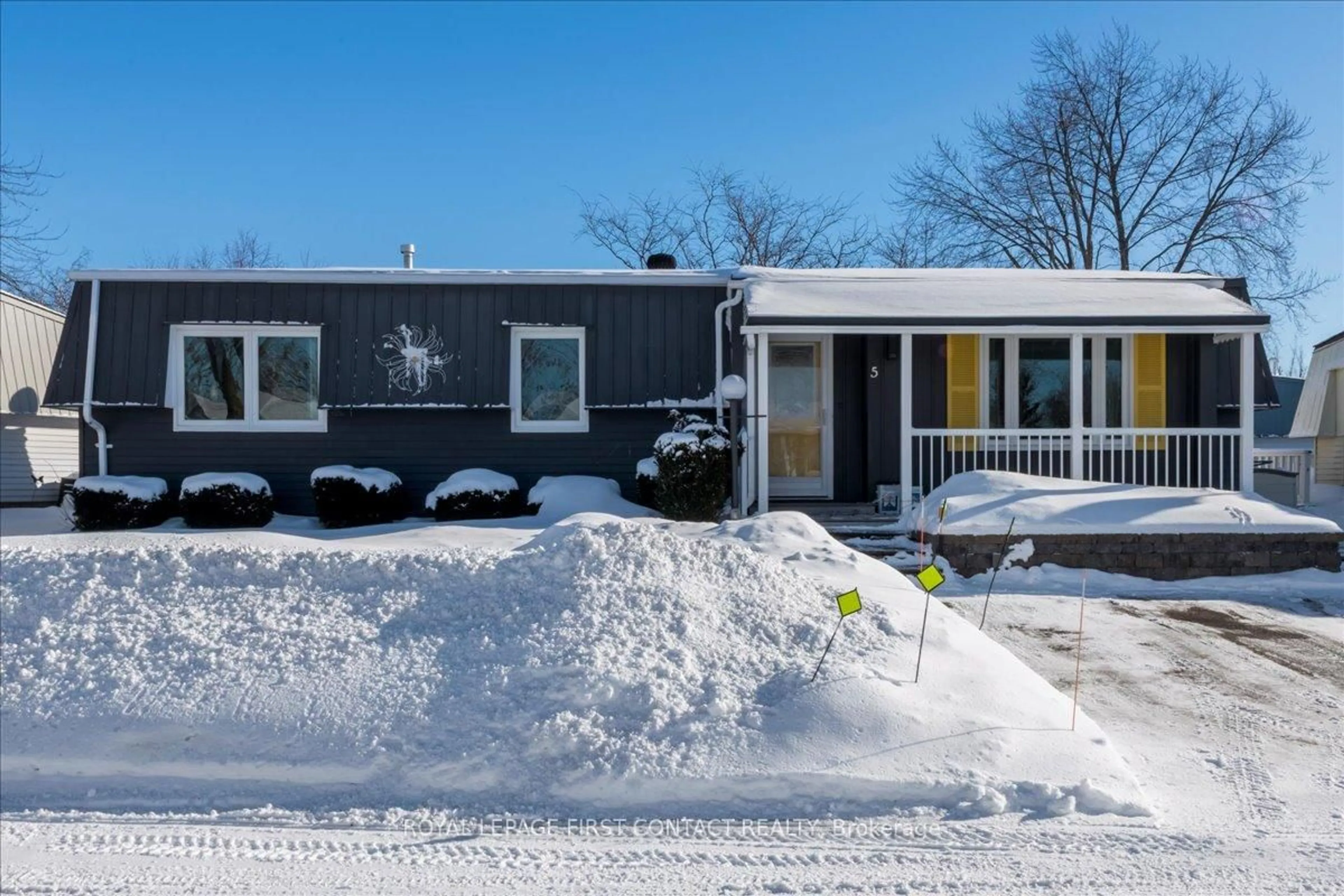 Home with vinyl exterior material, street for 5 Terra Nova Arm, Innisfil Ontario L9S 1S1