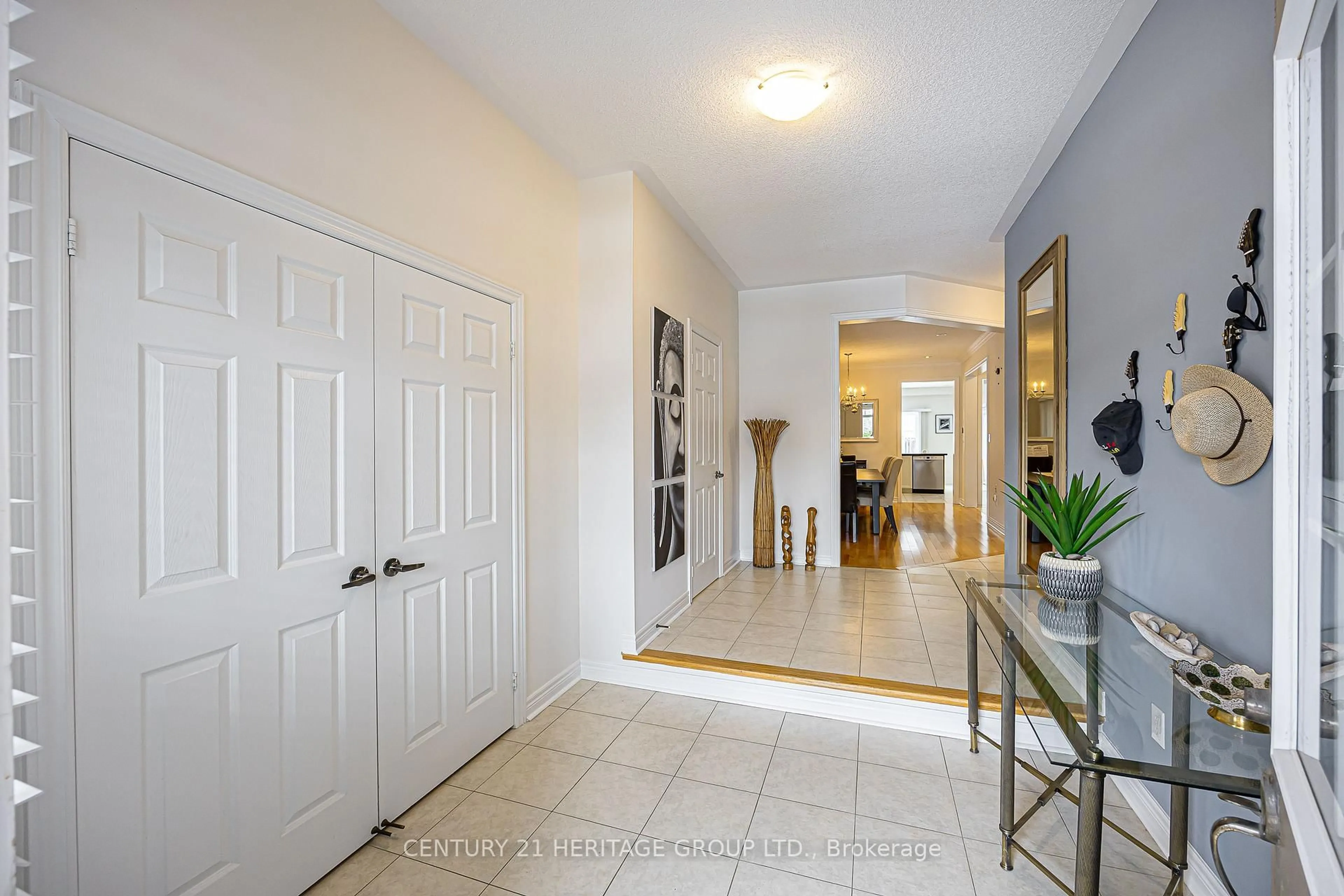 Indoor entryway for 52 Maple Valley Rd, Vaughan Ontario L6A 0X8