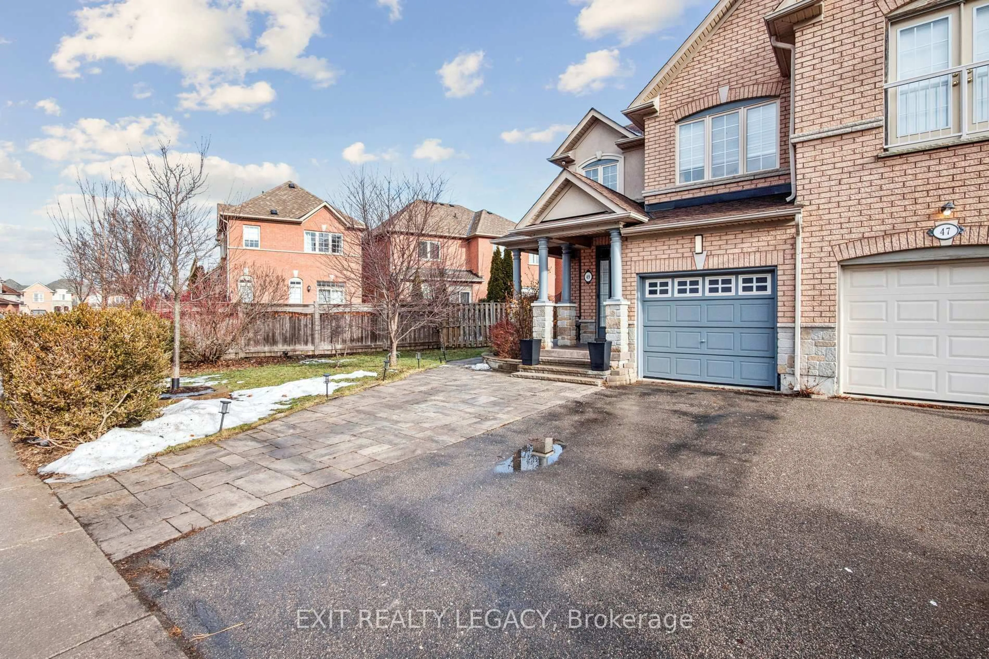 A pic from outside/outdoor area/front of a property/back of a property/a pic from drone, street for 49 Loire Valley Ave, Vaughan Ontario L4J 8V8