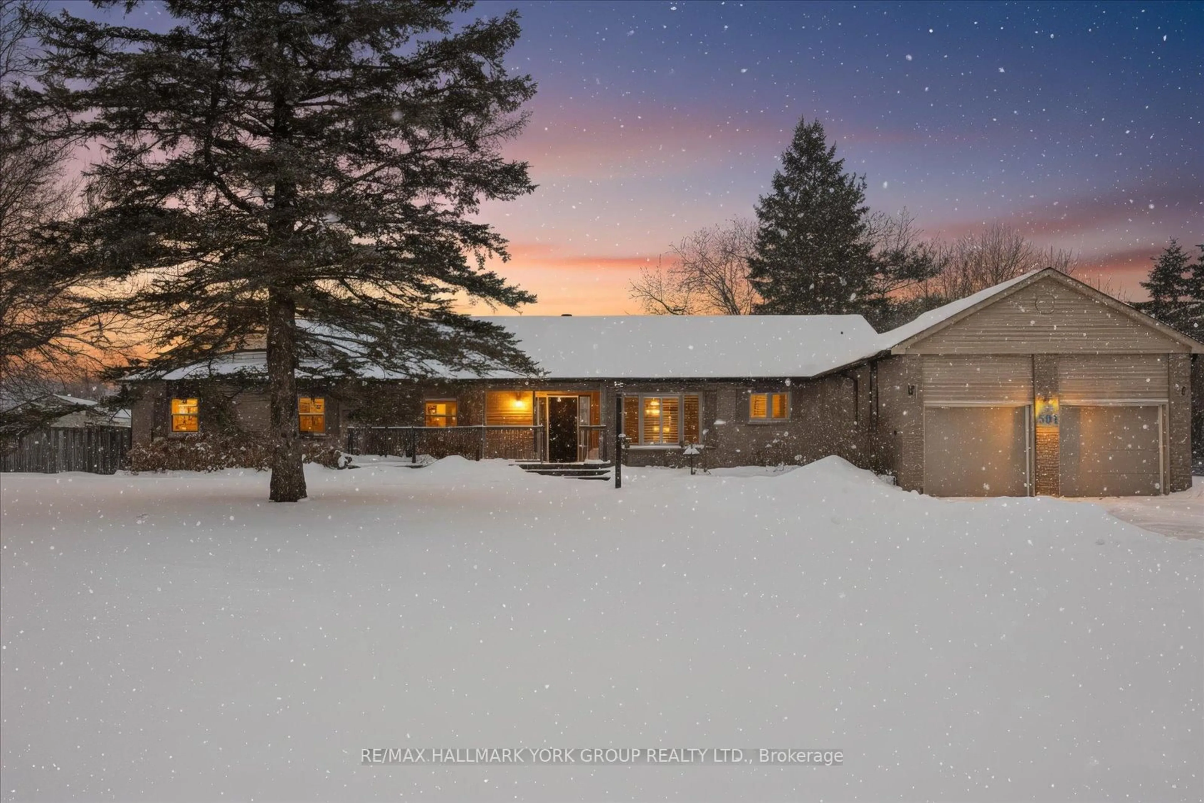A pic from outside/outdoor area/front of a property/back of a property/a pic from drone, street for 501 Samuel Harper Crt, East Gwillimbury Ontario L0G 1M0